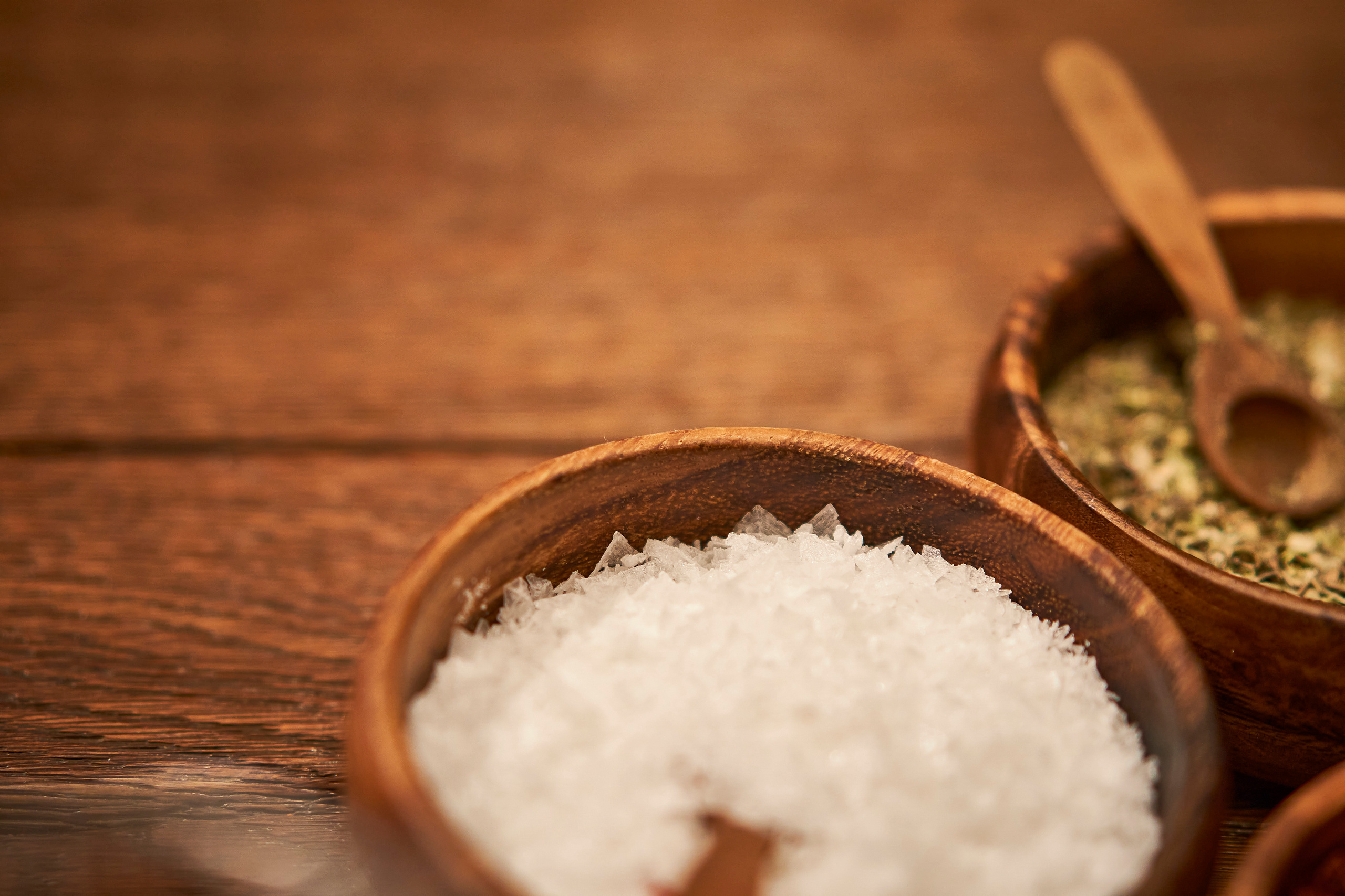 Интерьер мясного ресторана meat_coin в Питере, соль и приправа на столе