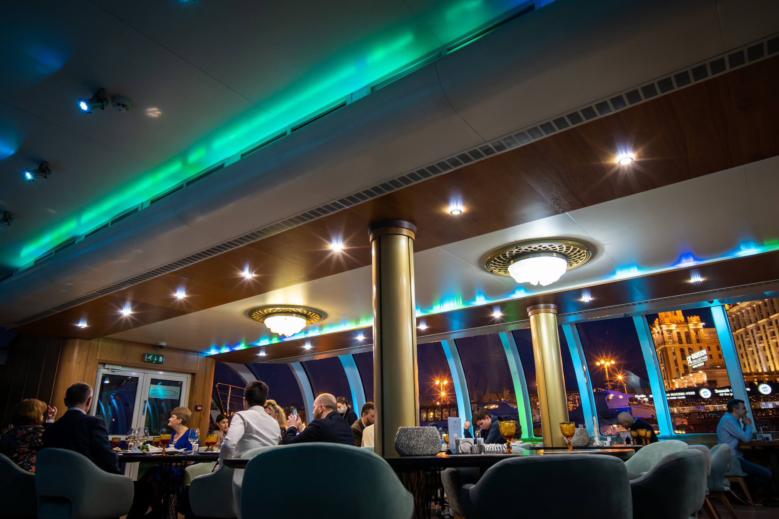 Интерьер ресторана "ERWIN. Река" на борту теплохода Radisson