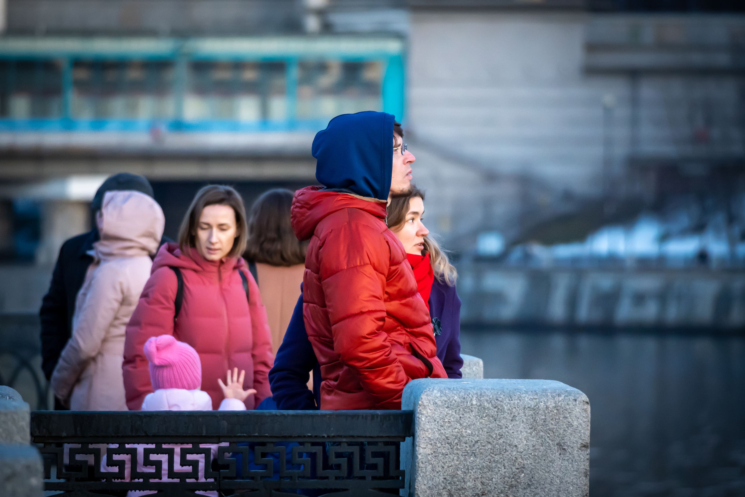 Люди на набережной в Лужниках