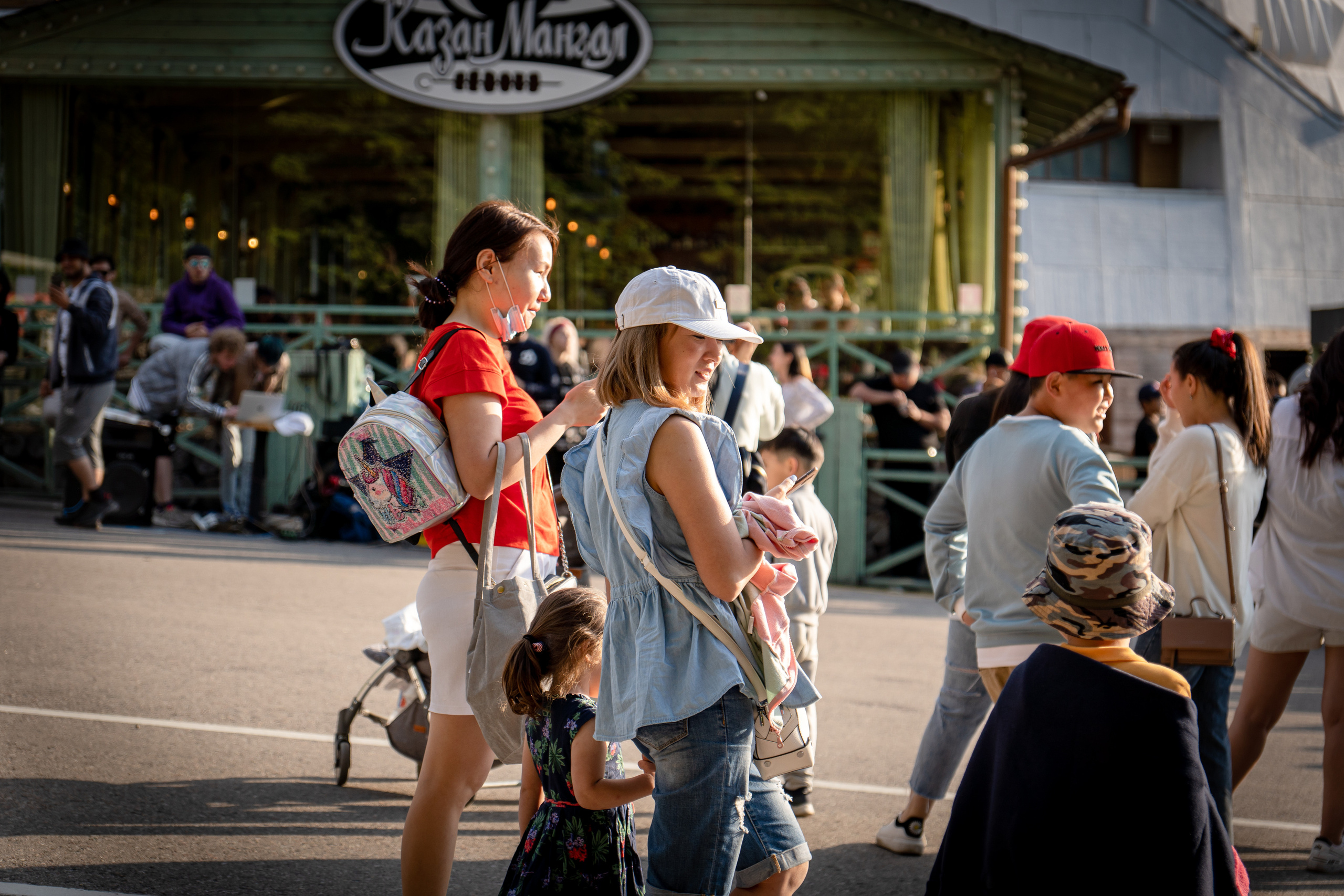 Люди на площади у подножия Медеу