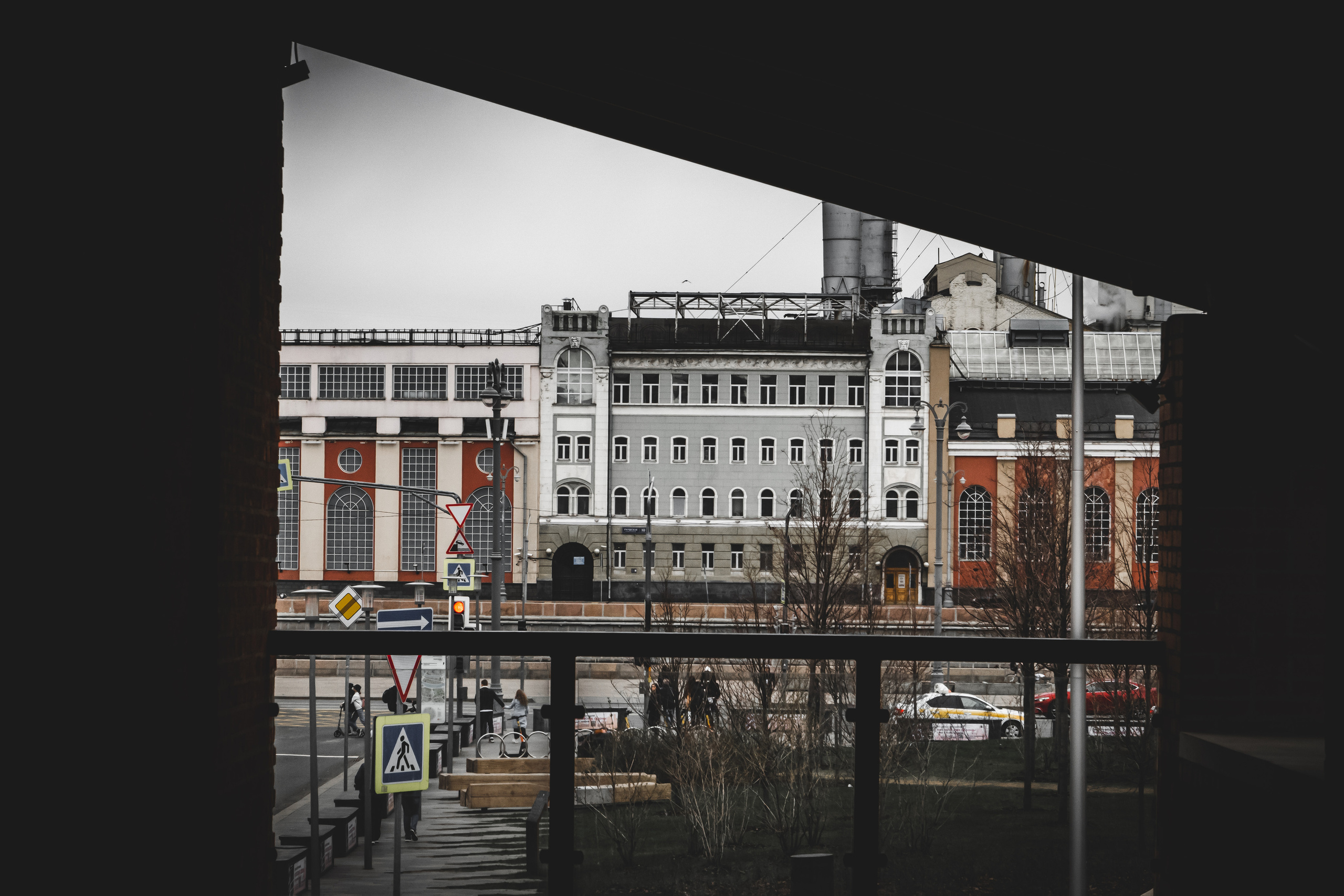 Китайгородская стена в парке Зарядье в Москве