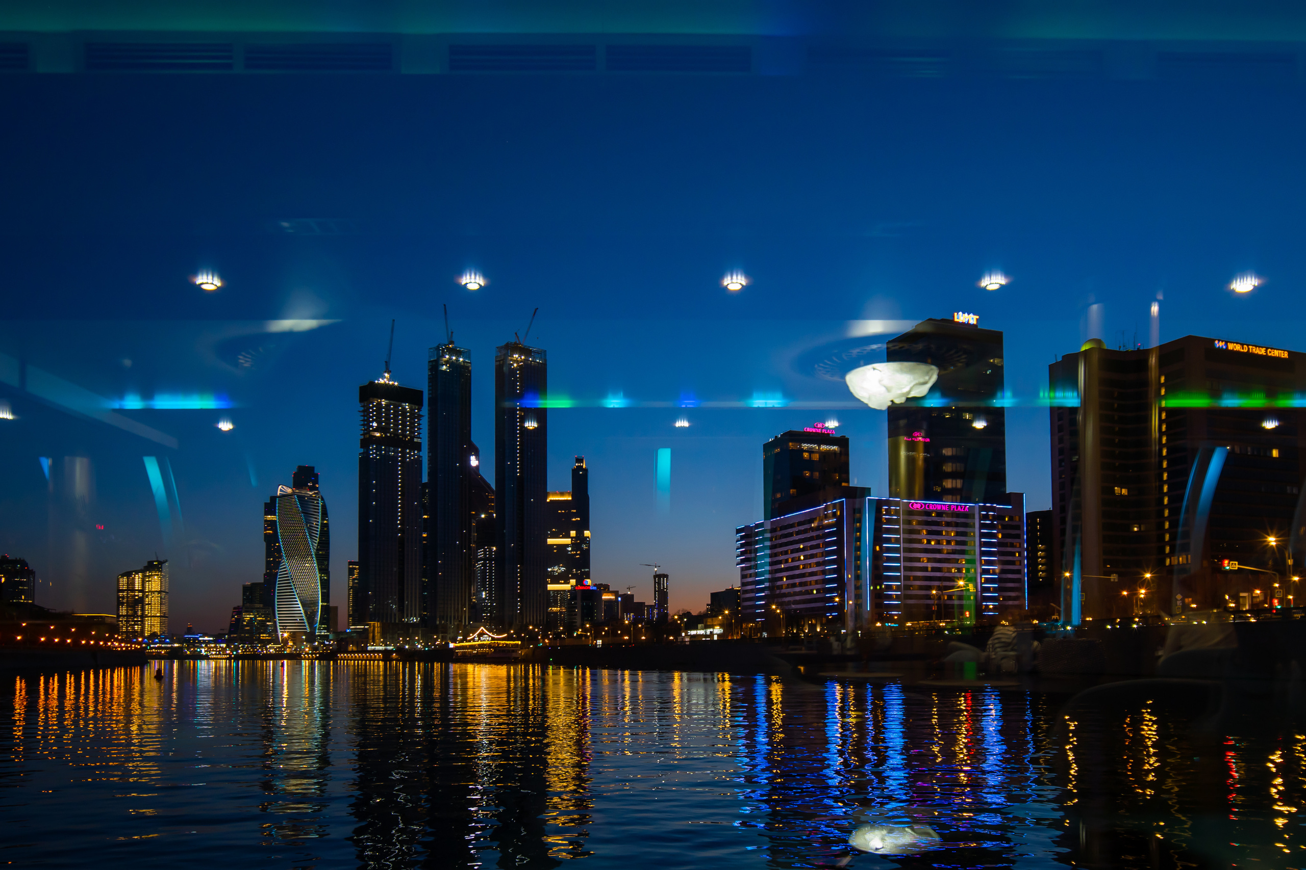 Вид на ночной Москва-Сити из плавучего ресторана "ERWIN. Река" на борту теплохода Radisson