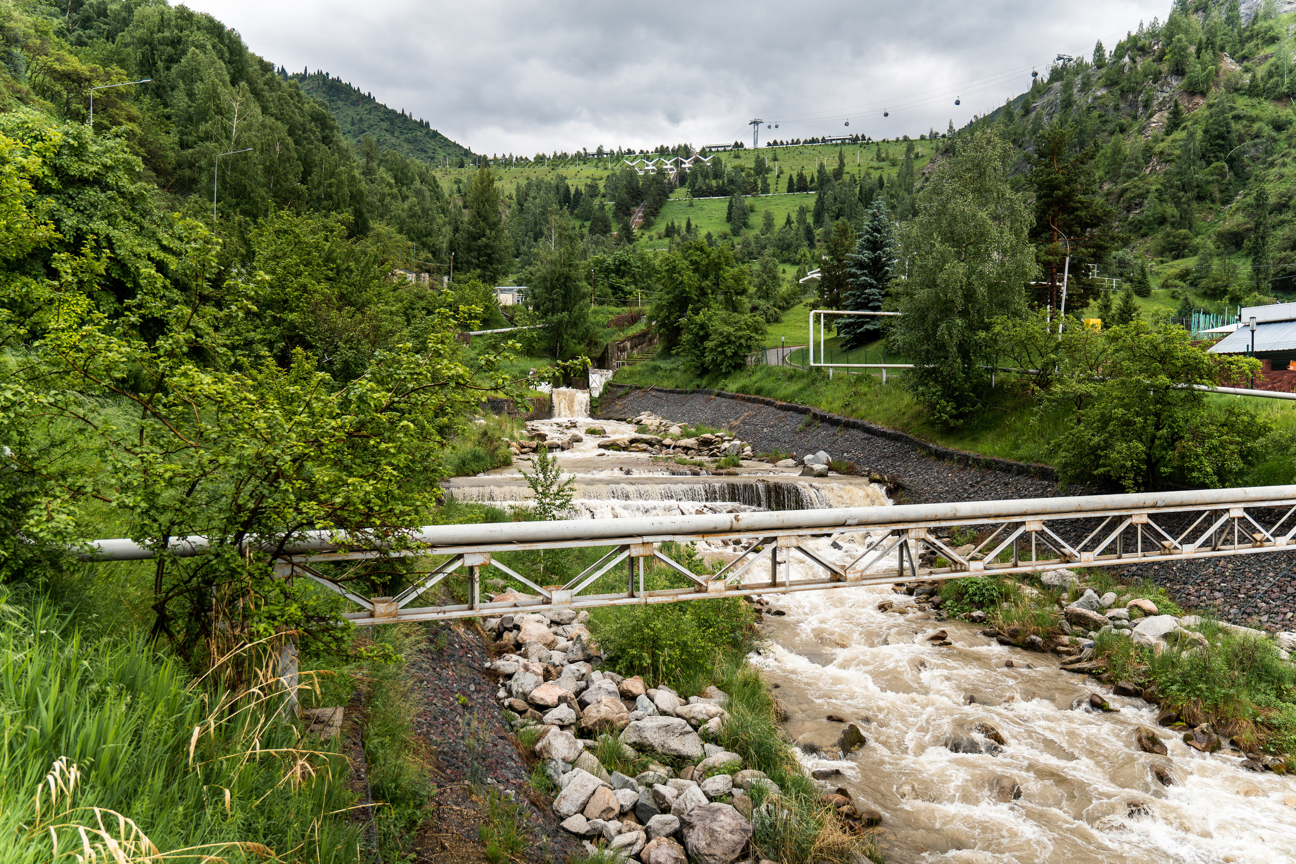 Горная река у подножия Медеу