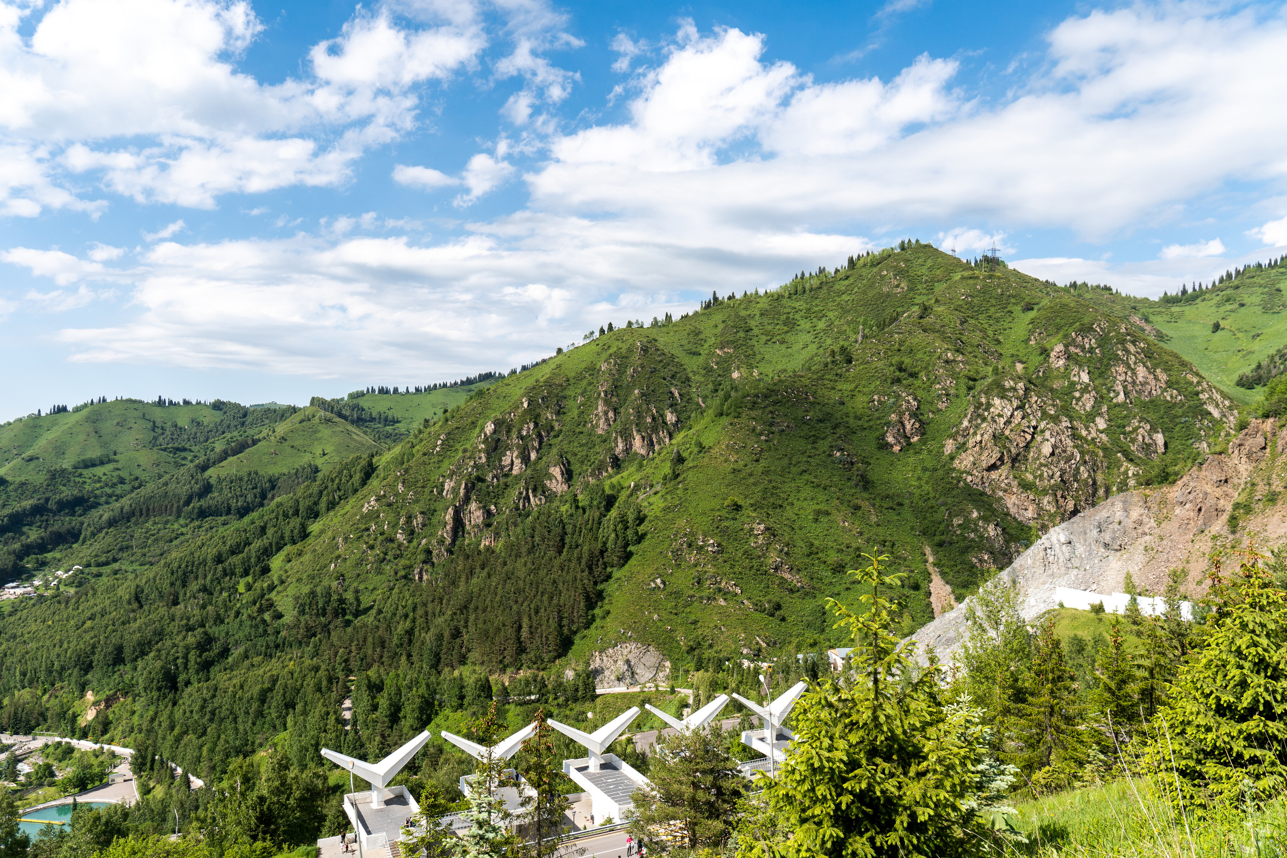 Вид на горы с селезащитной плотины Медеу