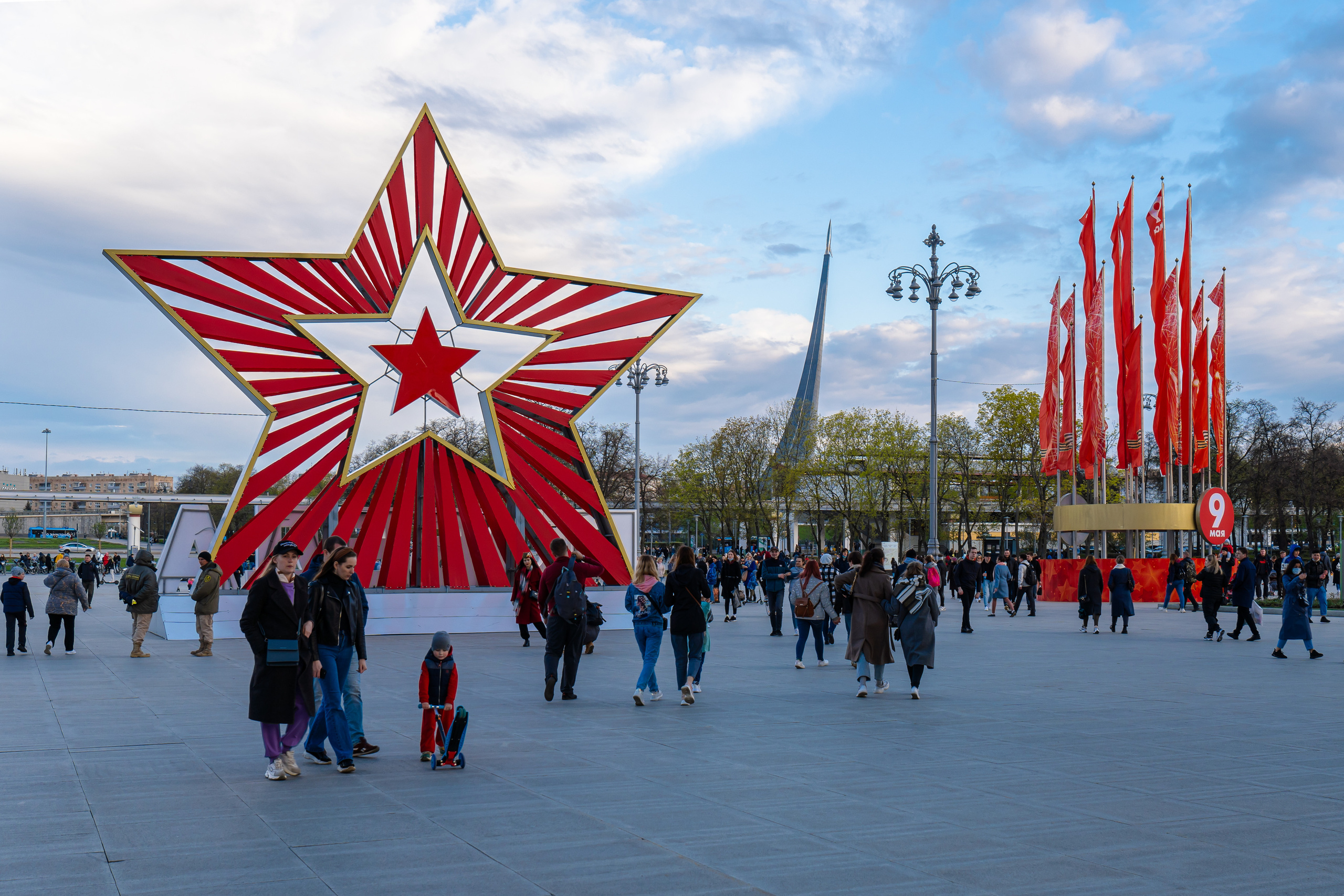 Праздничное украшение ВДНХ на День Победы 2021