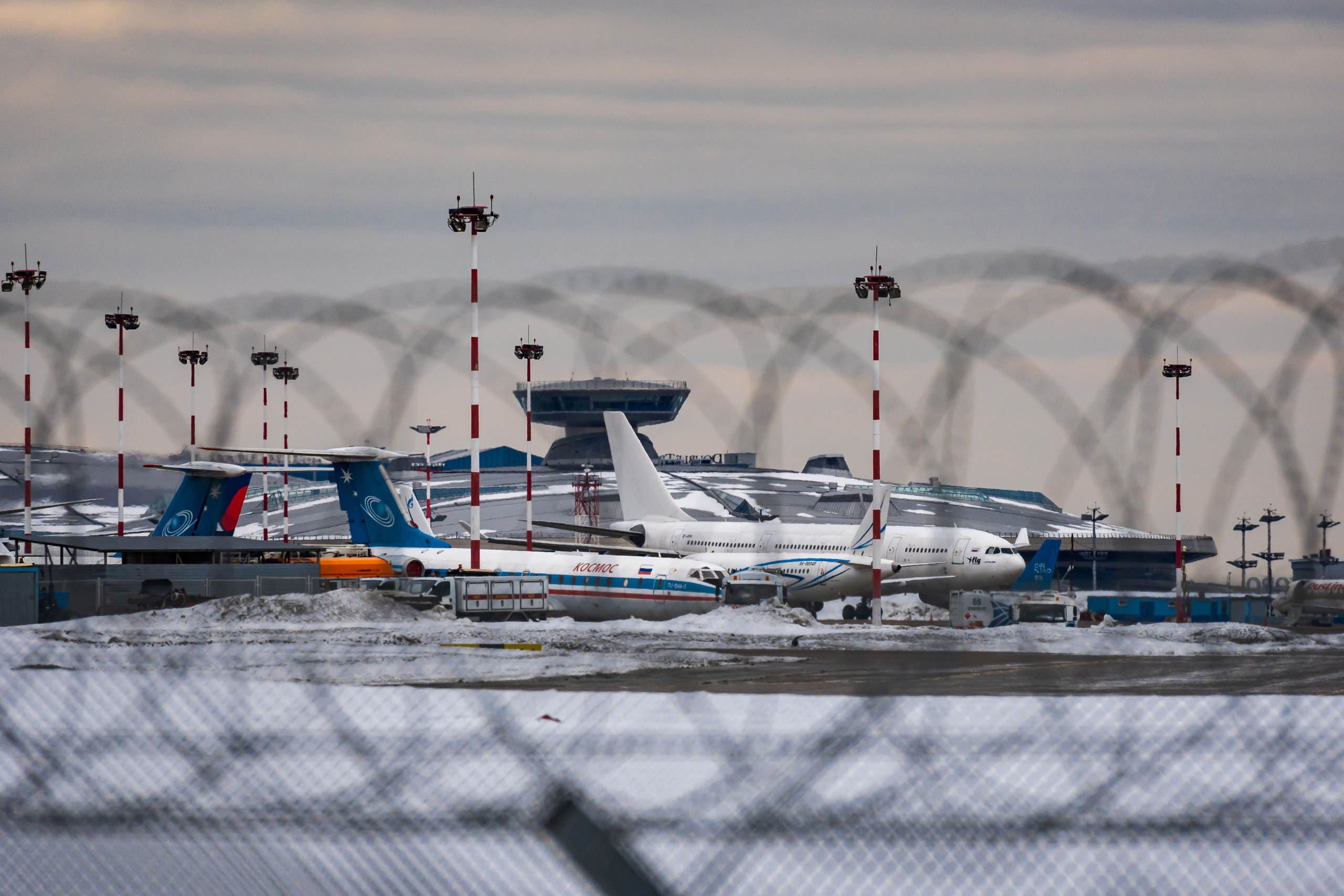 Аэропорт Внуково через забор