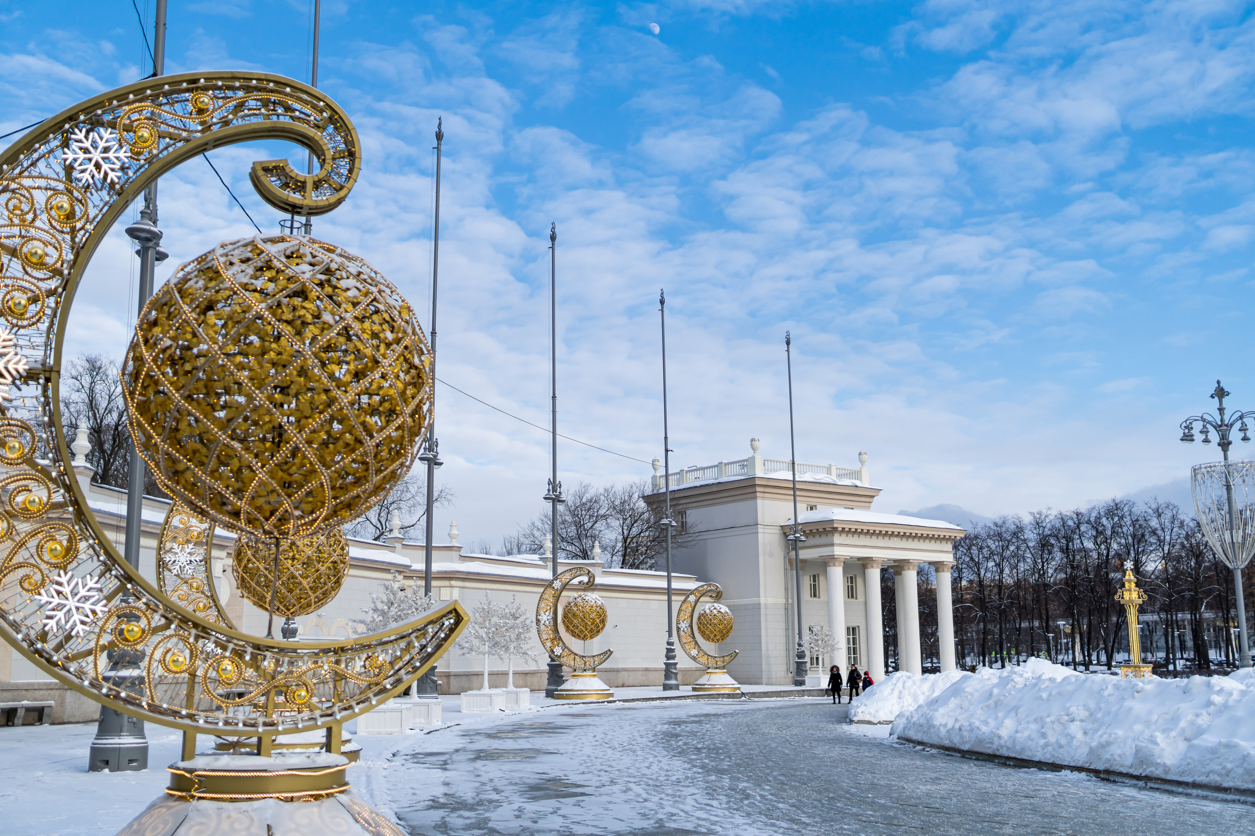 У входа на ВДНХ