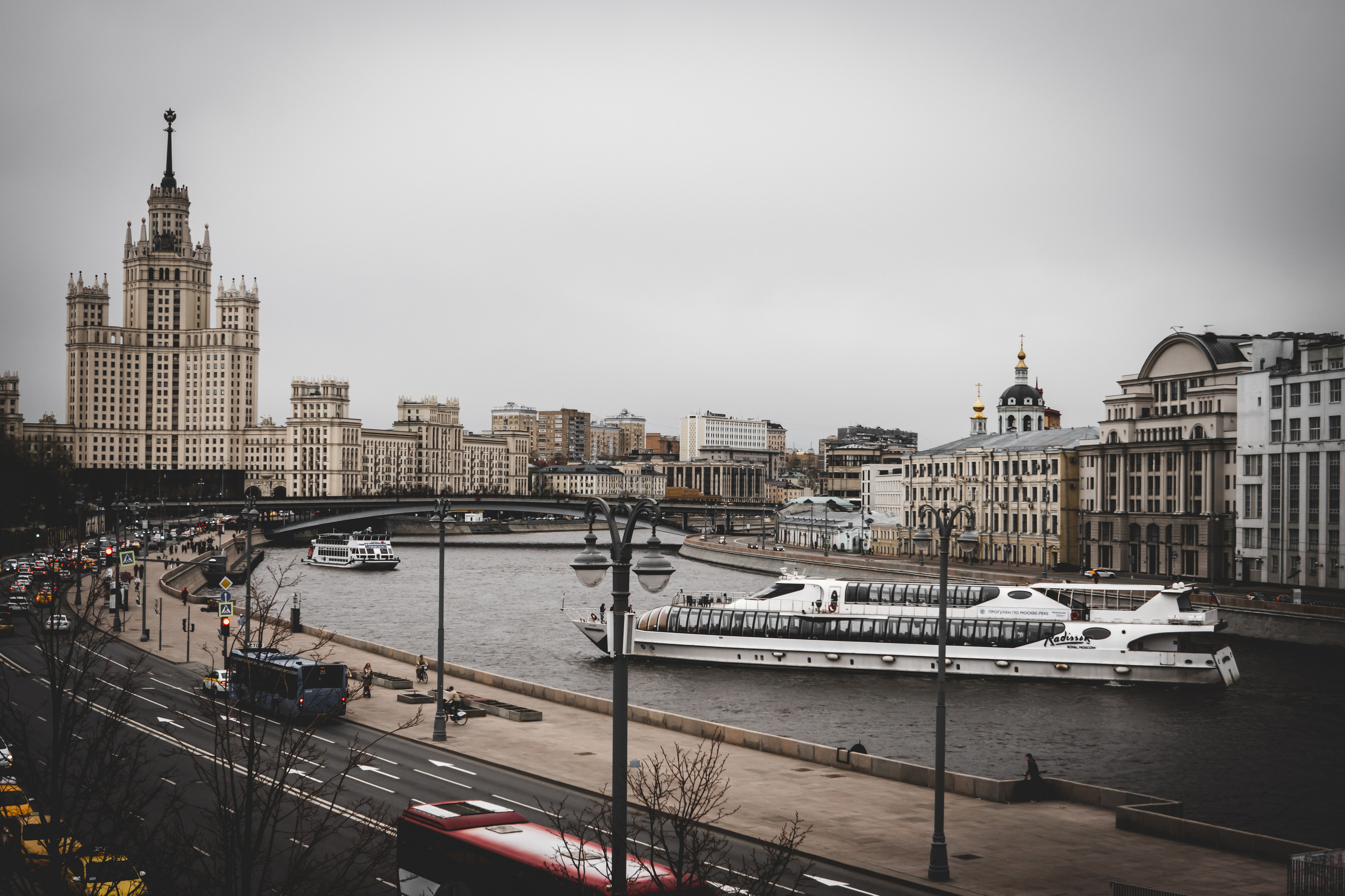 Вид на сталинскую высотку с Парящего моста в парке Зарядье
