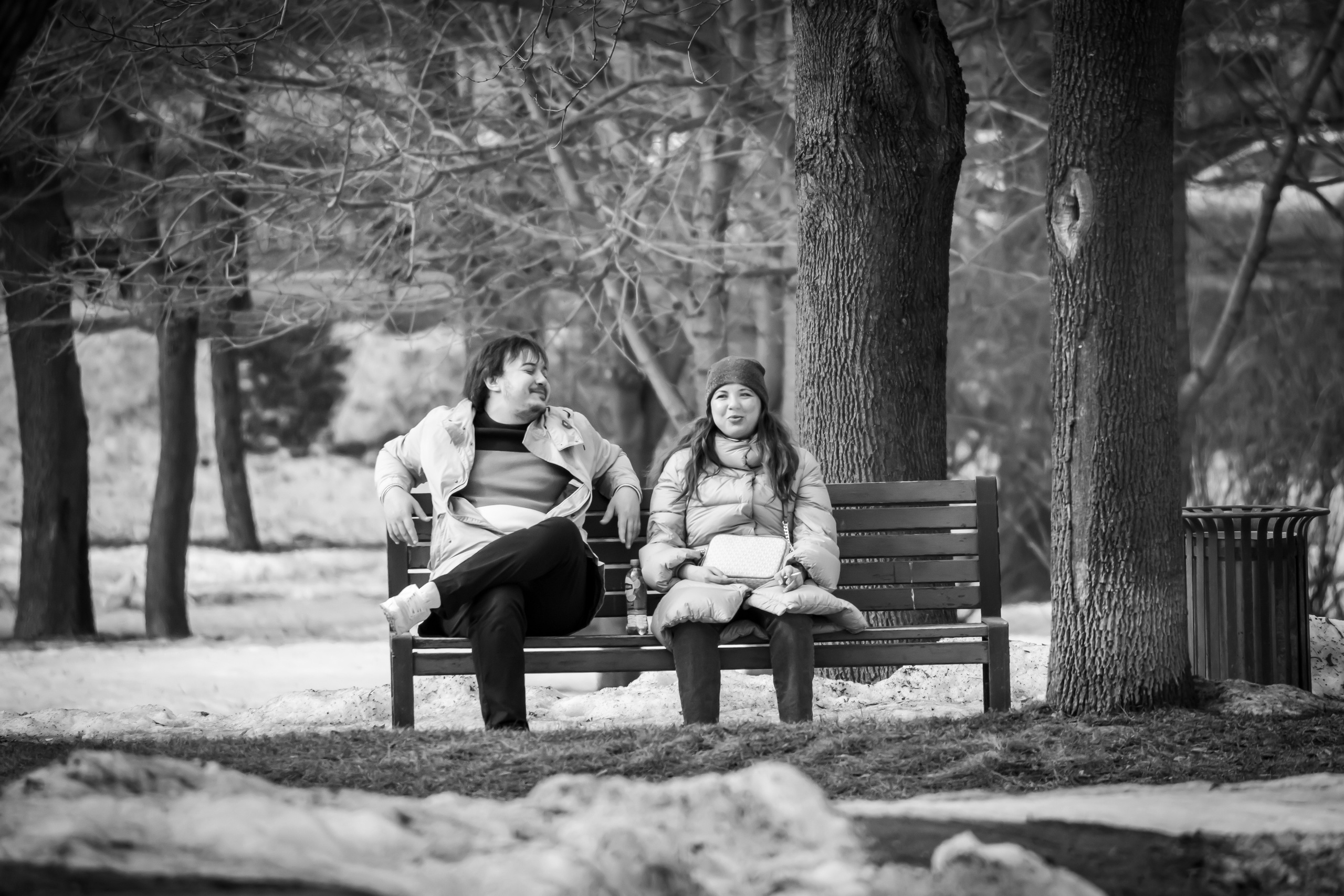 Люди в парке у Новодевичьего монастыря