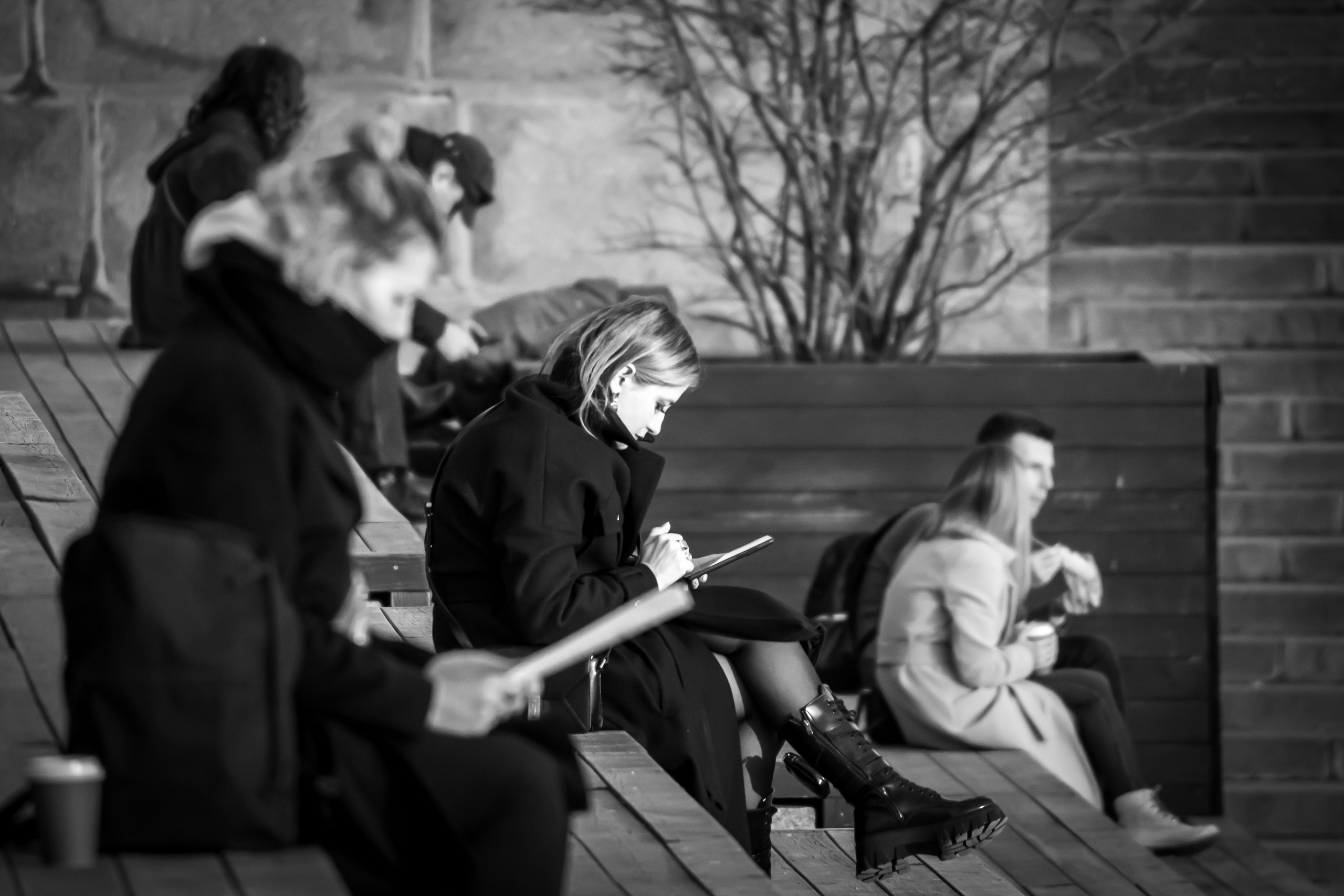 Люди на набережной в Лужниках