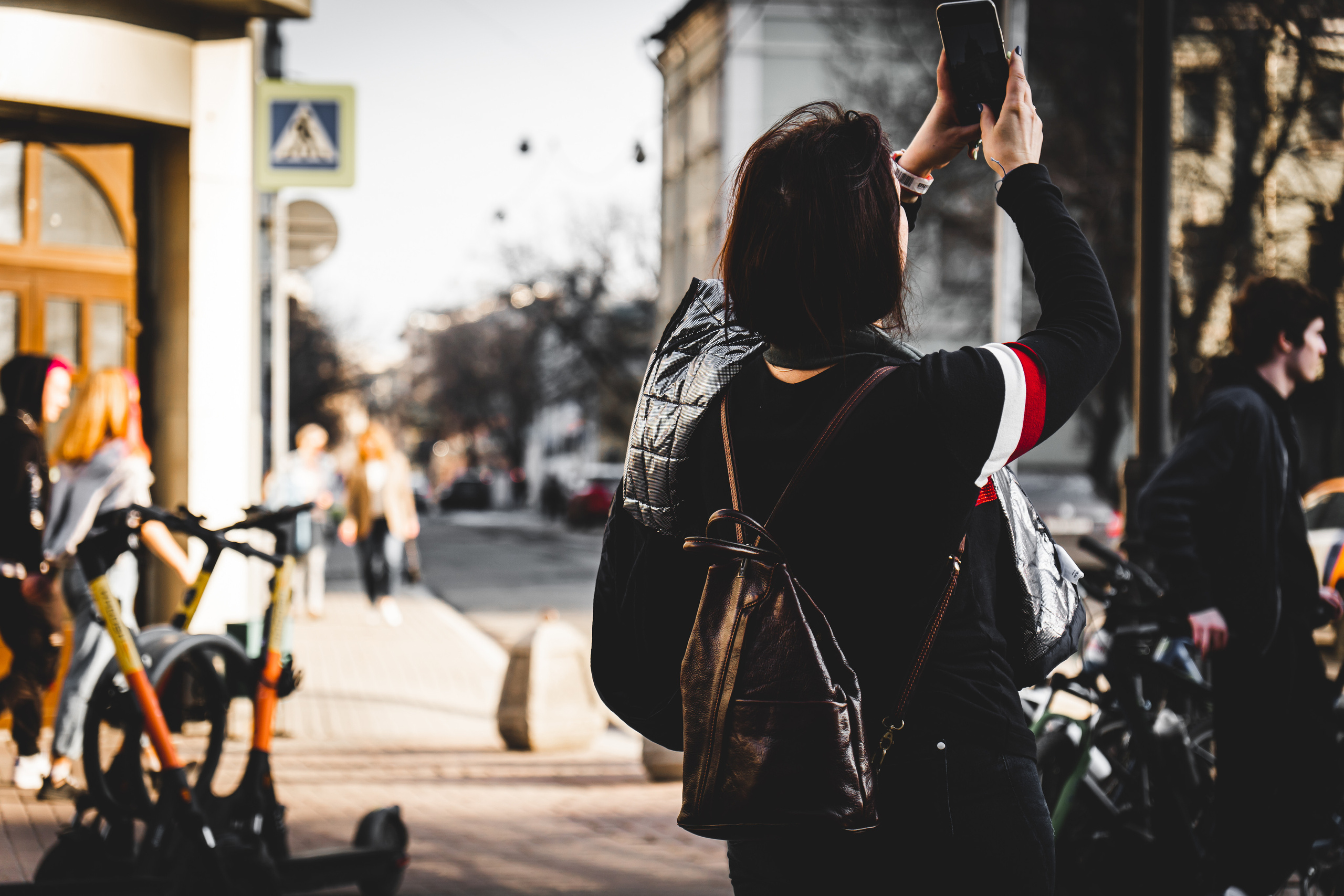 Девушка фотографирует на мобильный телефон на Старом Арбате в Москве