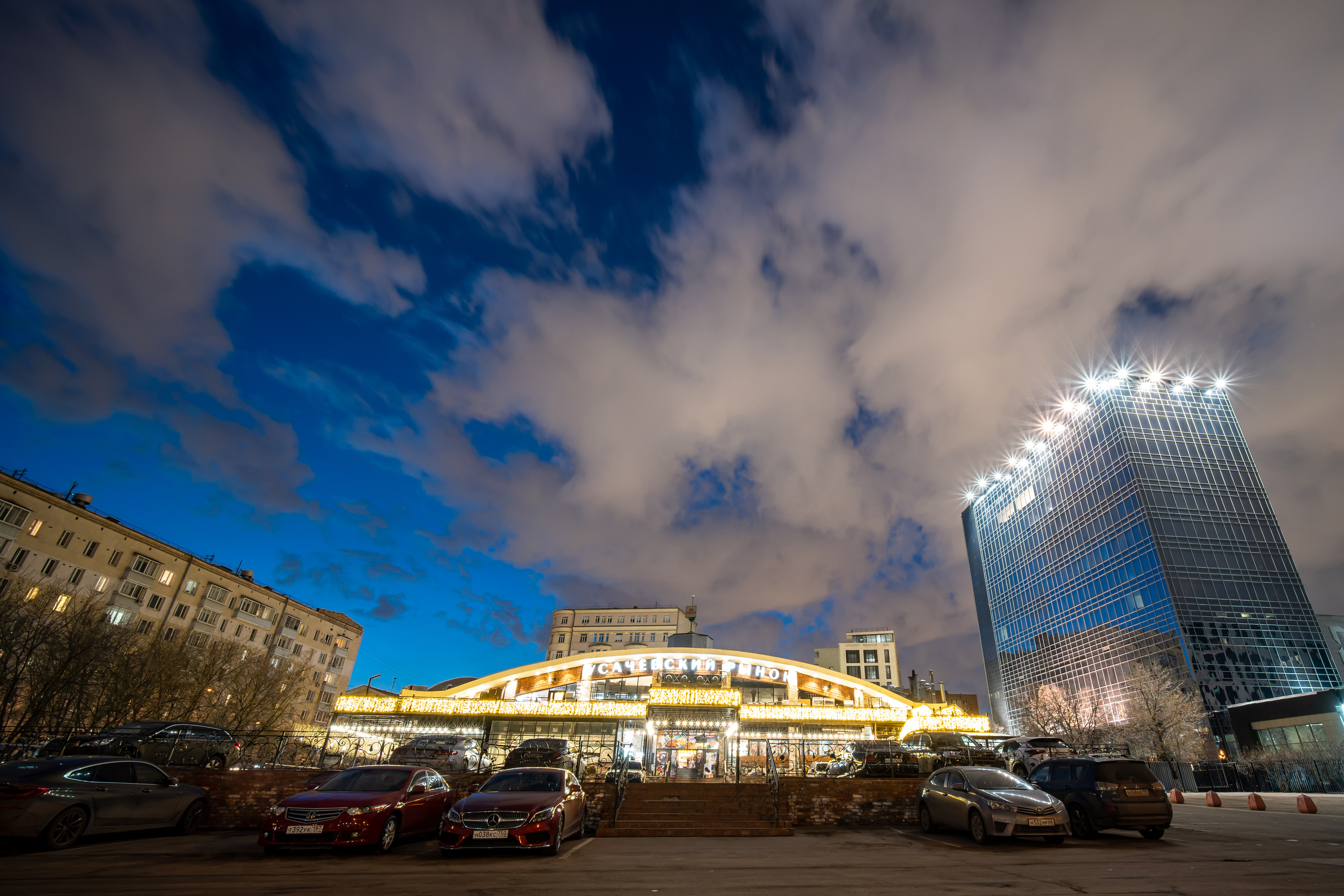 Усачёвский рынок в Москве вечером