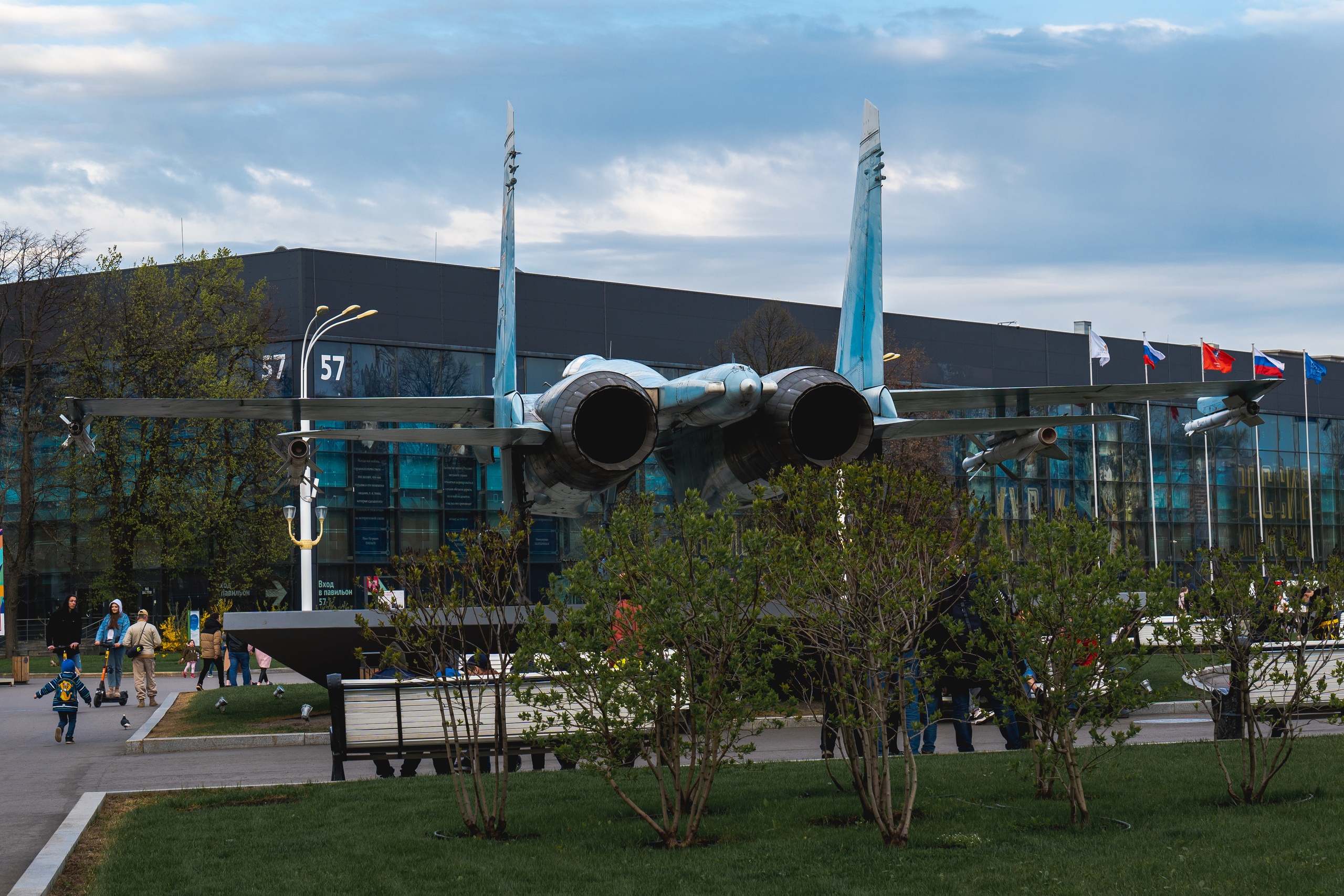 Самолет Су-27 на ВДНХ