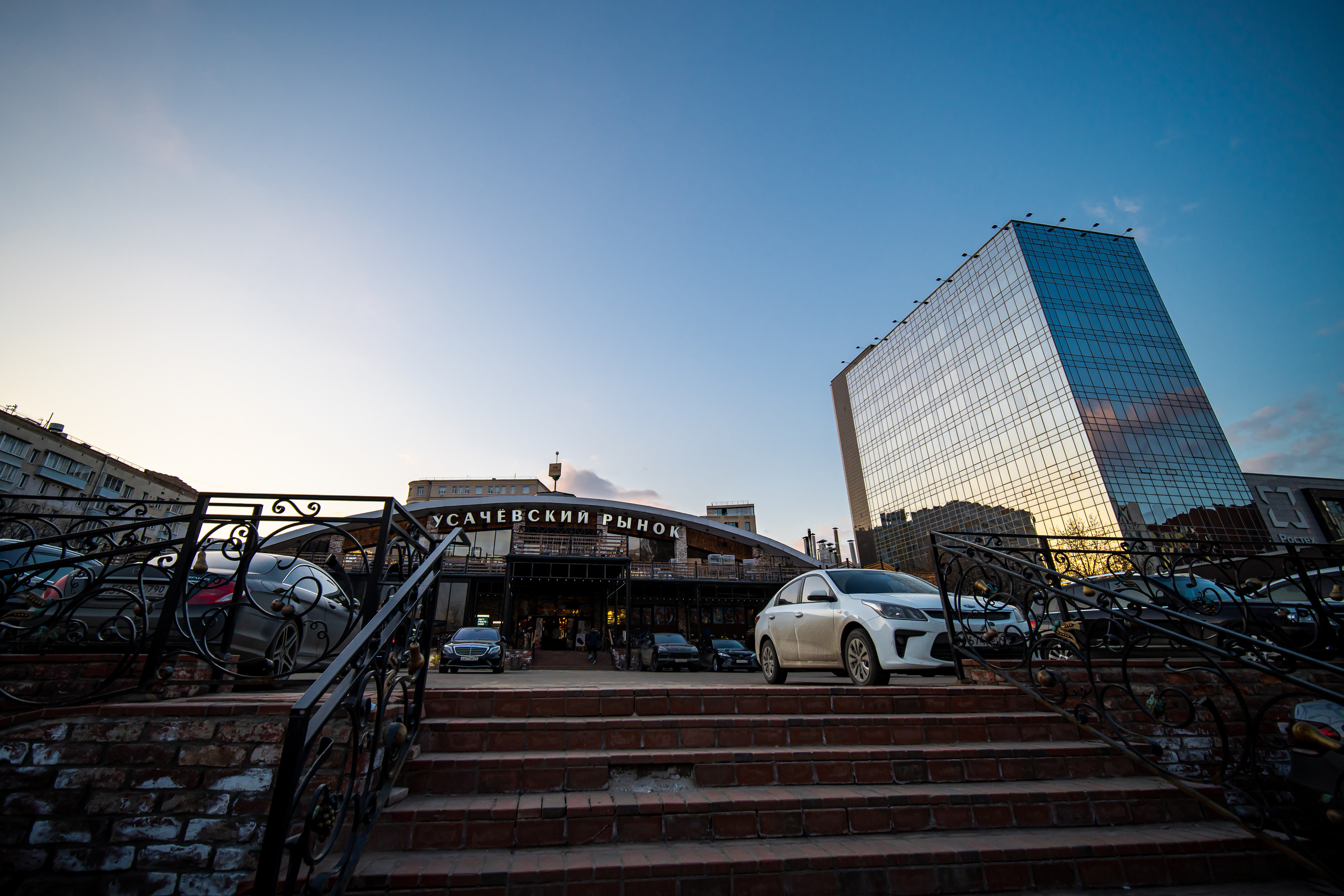 Усачёвский рынок в Москве вечером