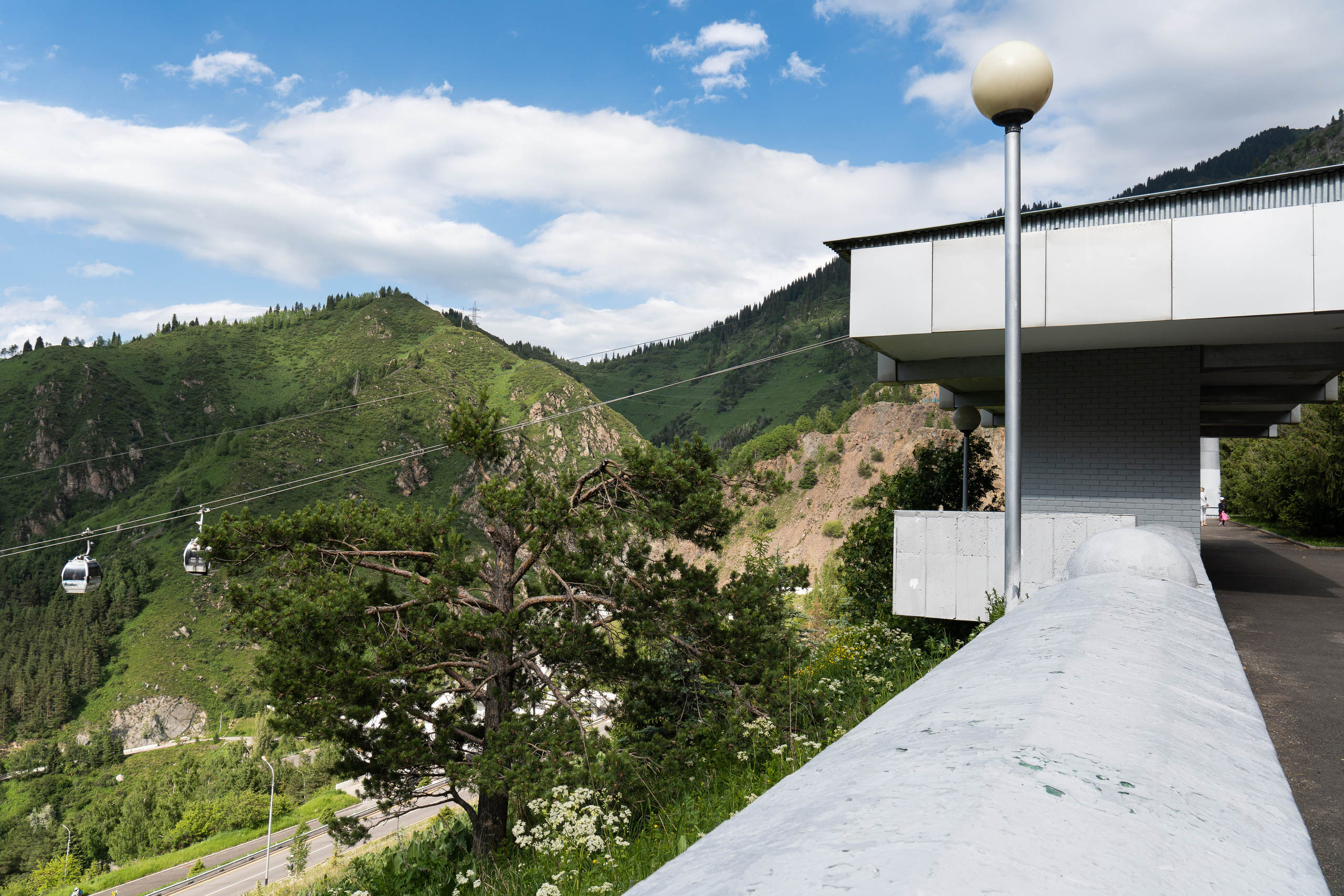 Вид на горы с селезащитной плотины Медеу