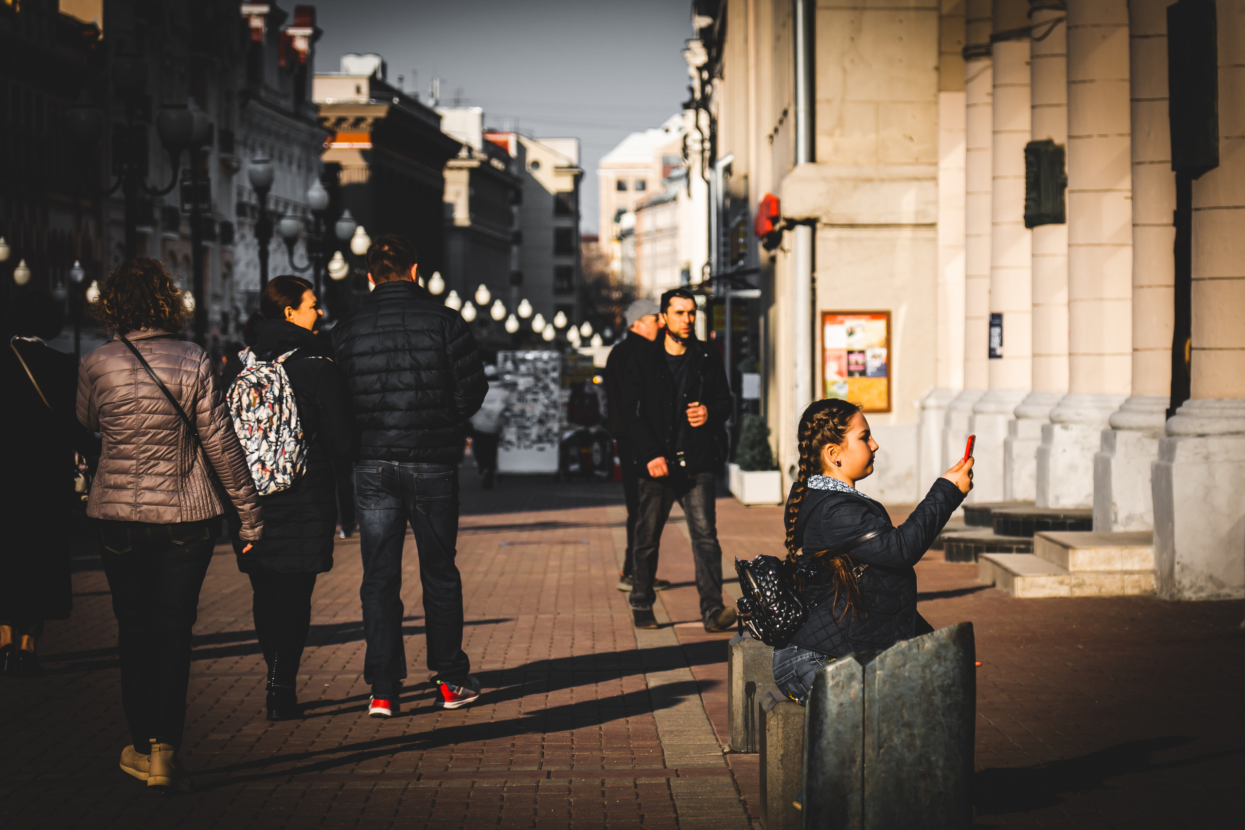 Девочка фотографирует на мобильный телефон на Старом Арбате в Москве