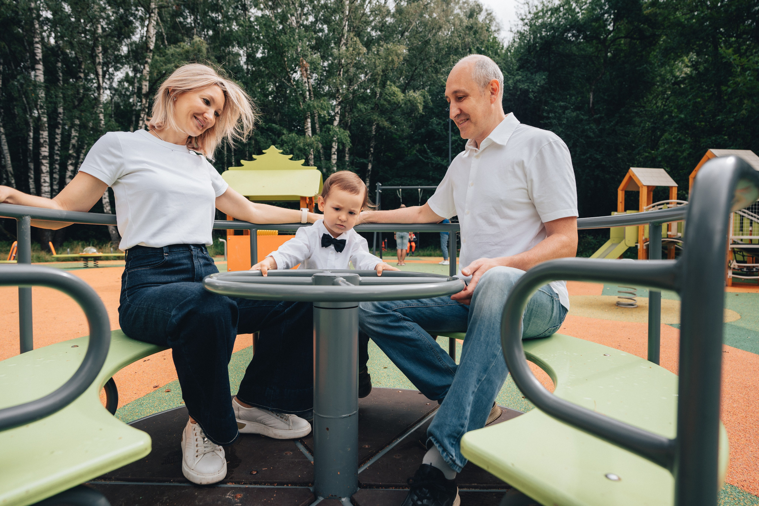 Семейная фотосессия с родителями и ребенком в осеннем парке, радость и движение