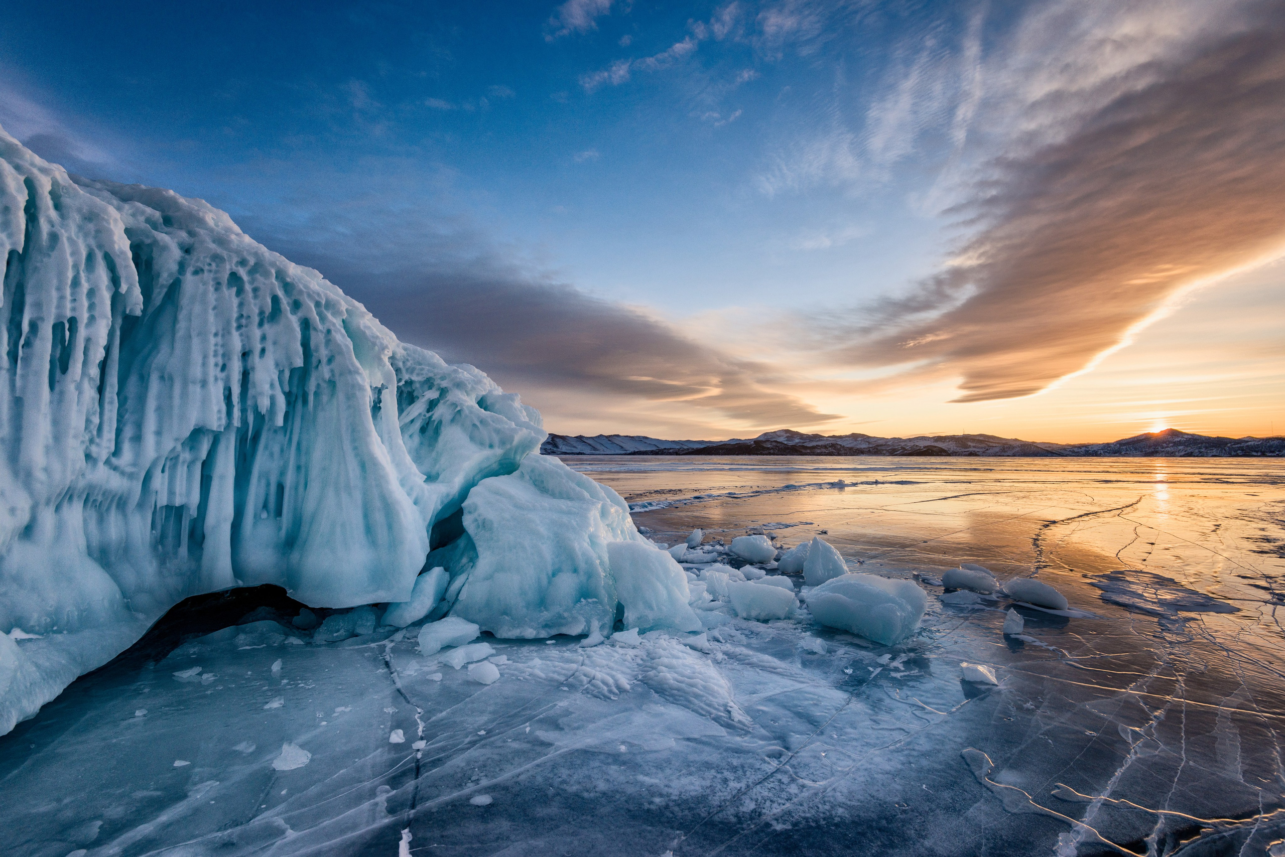 Закат на мысе Кобылья голова. Байкал, остров Ольхон, пролив Малое море.