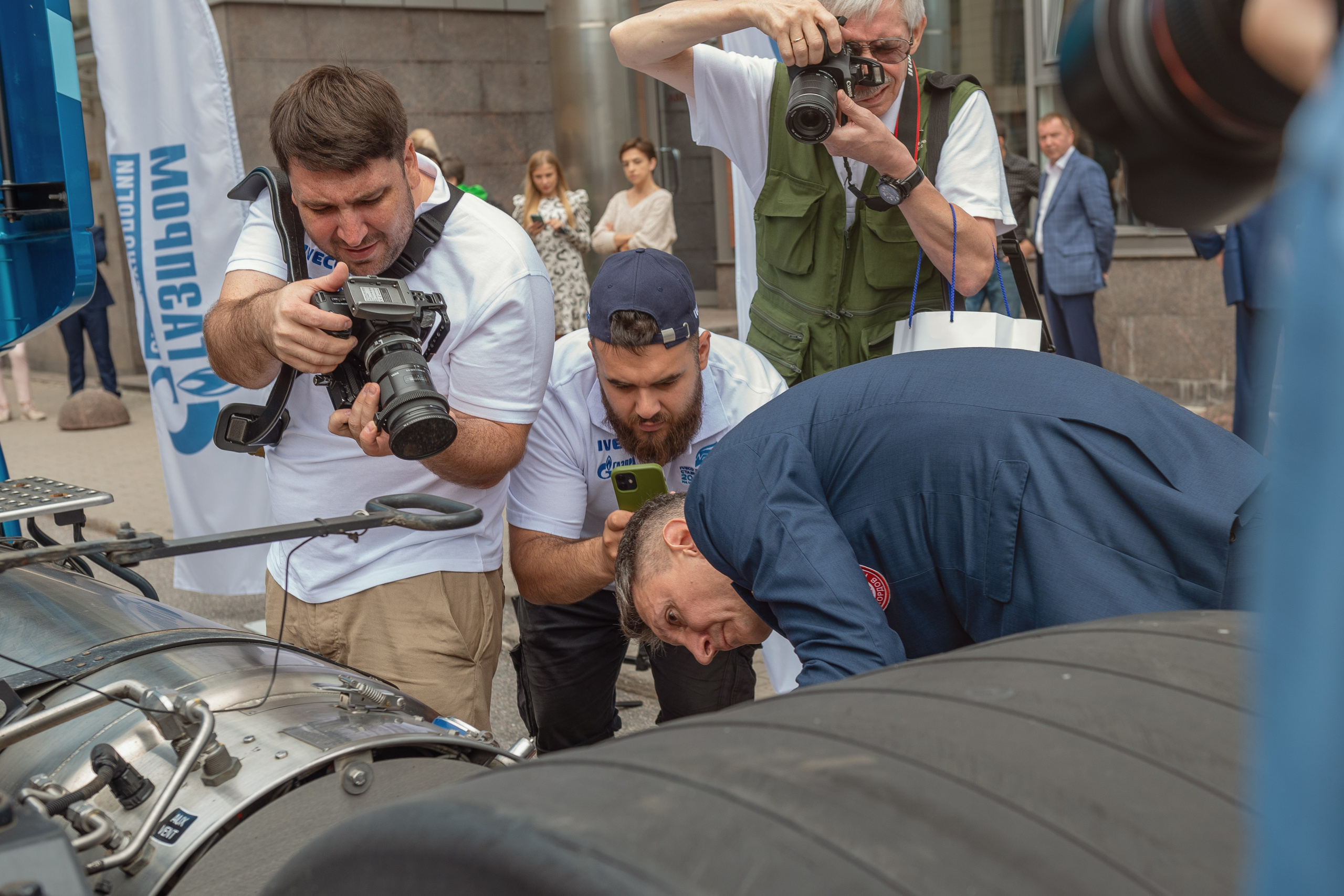 Художественное фото девушки с кудрявыми волосами, она предстает в образе художницы, которая задумчиво сидит рядом с гипсовой головой Музы