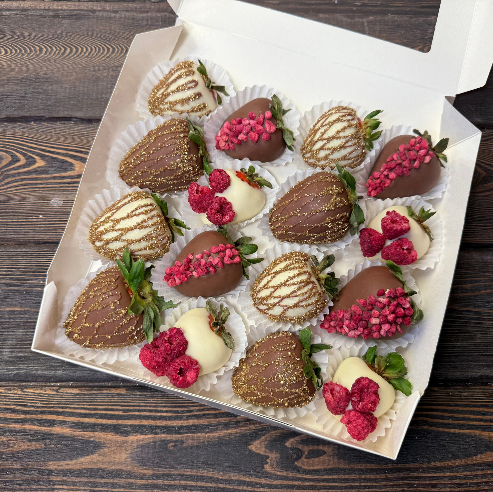 Наборы из клубники в шоколаде Сургут. Клубника в шоколаде в Сургуте