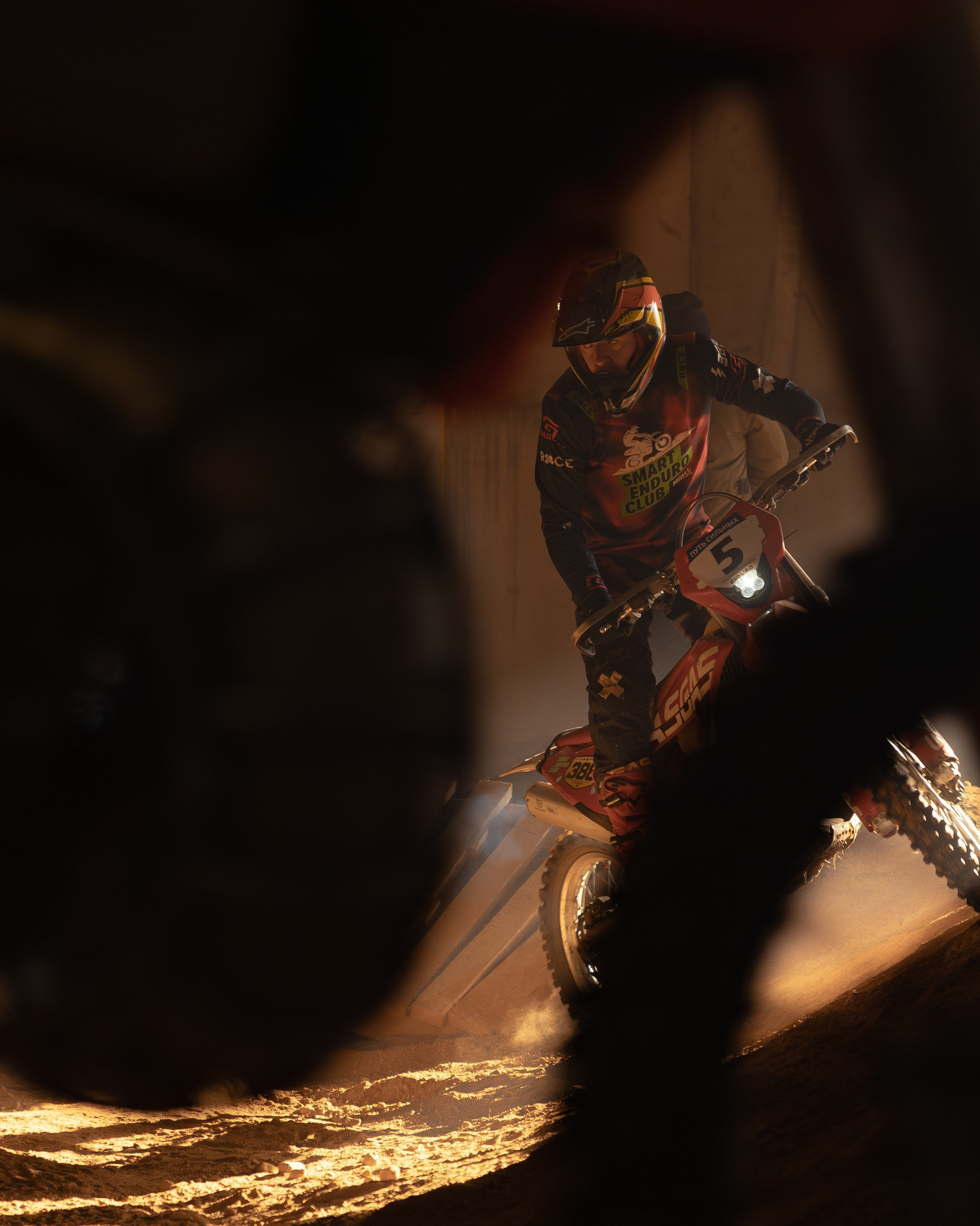 атмосфера гонки, зрители и спортсмены на спортивном событии