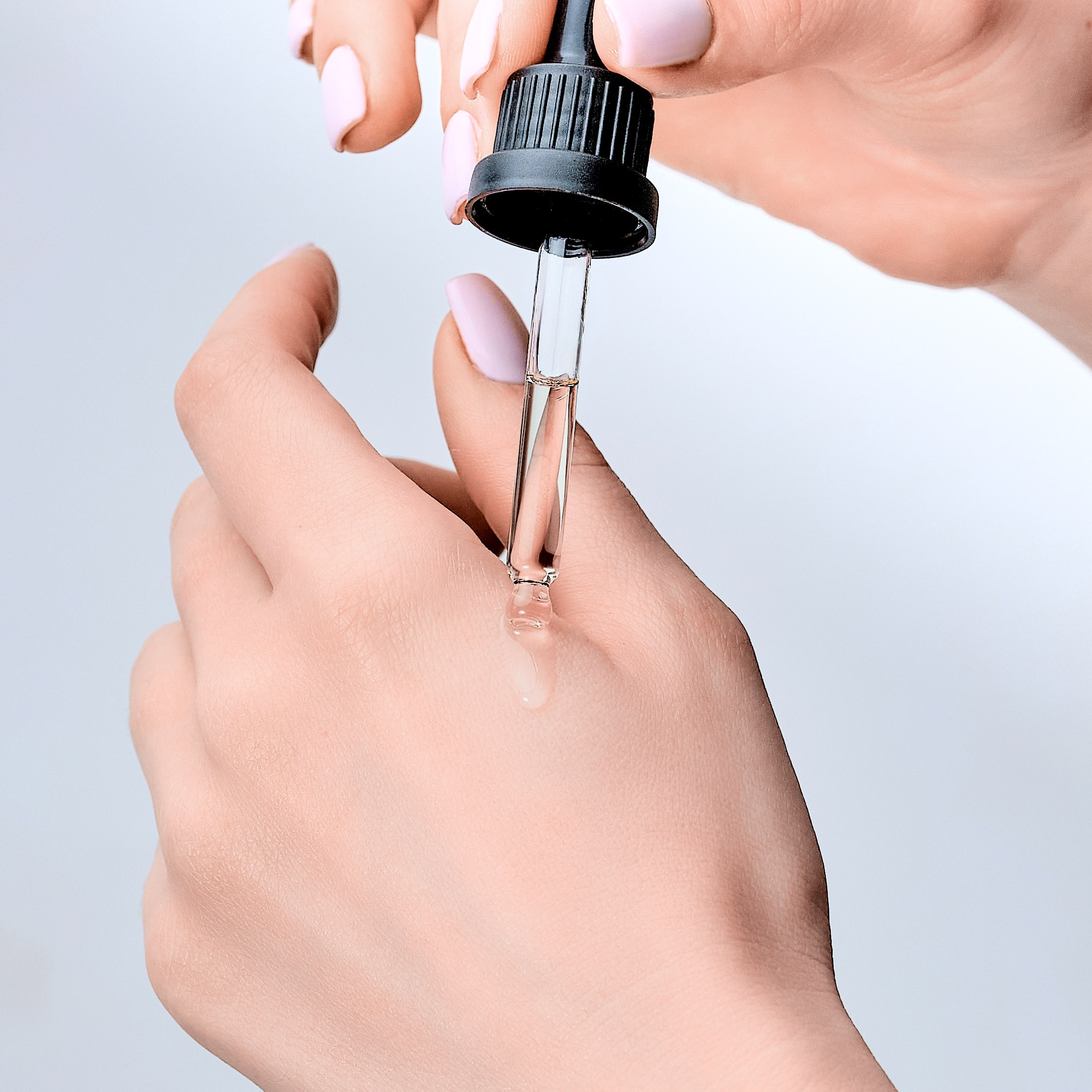 Предметная фотосъёмка косметики, Фотосъёмка в Москве, Фотосъёмка в зеленограде, косметика в руках модели, масло в руках модели