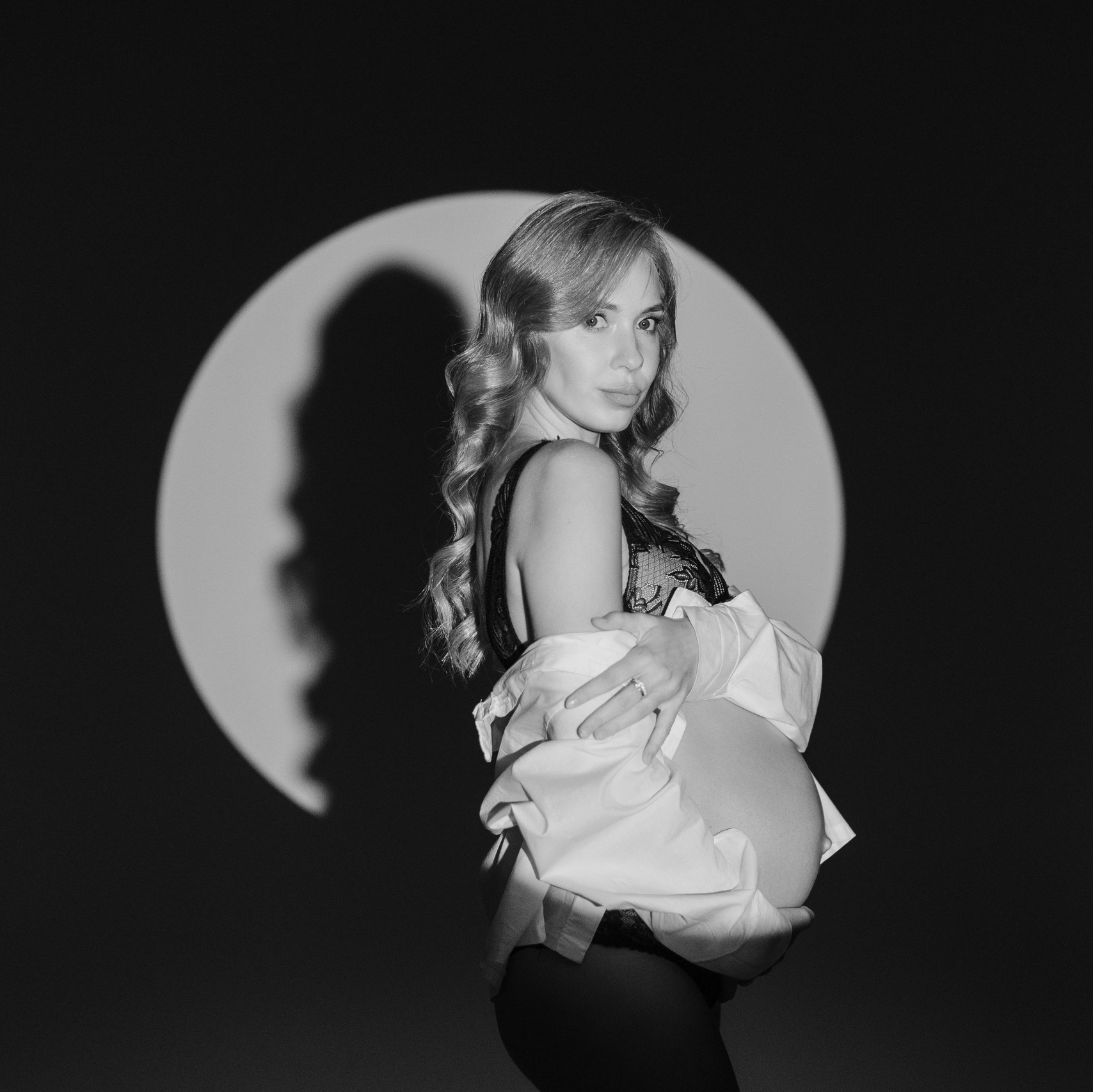 Фотосессия беременности в Красноярске, минималистичный стиль, естественный свет