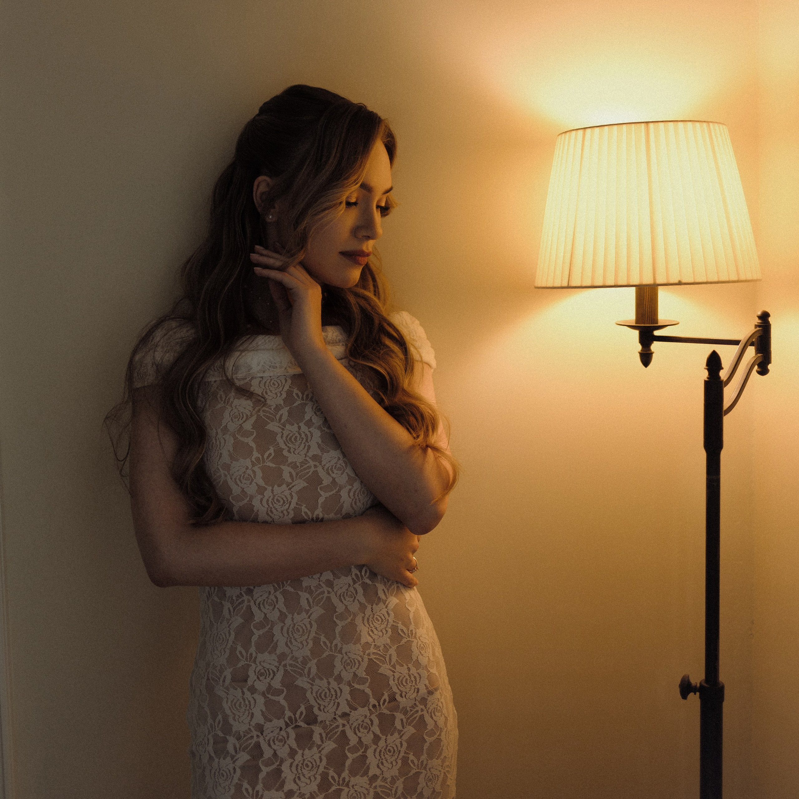 Невеста в фотостудии Москвы. Утро невесты в фотостудии в Москве. Кружевное свадебное платье на утро невесты.