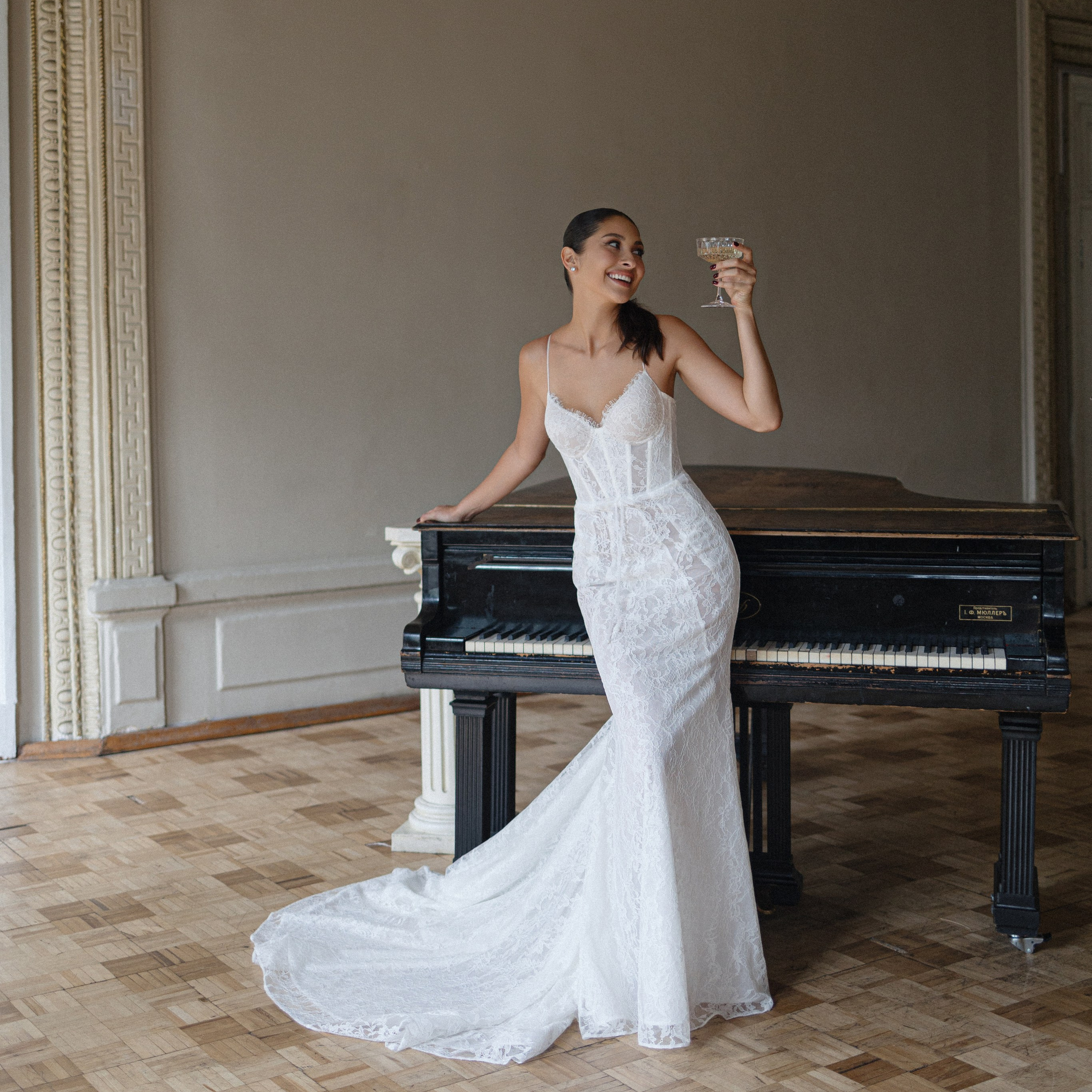 Нежная невеста в свадебном платье на профессиональной фотосессии в студии в Москве. 