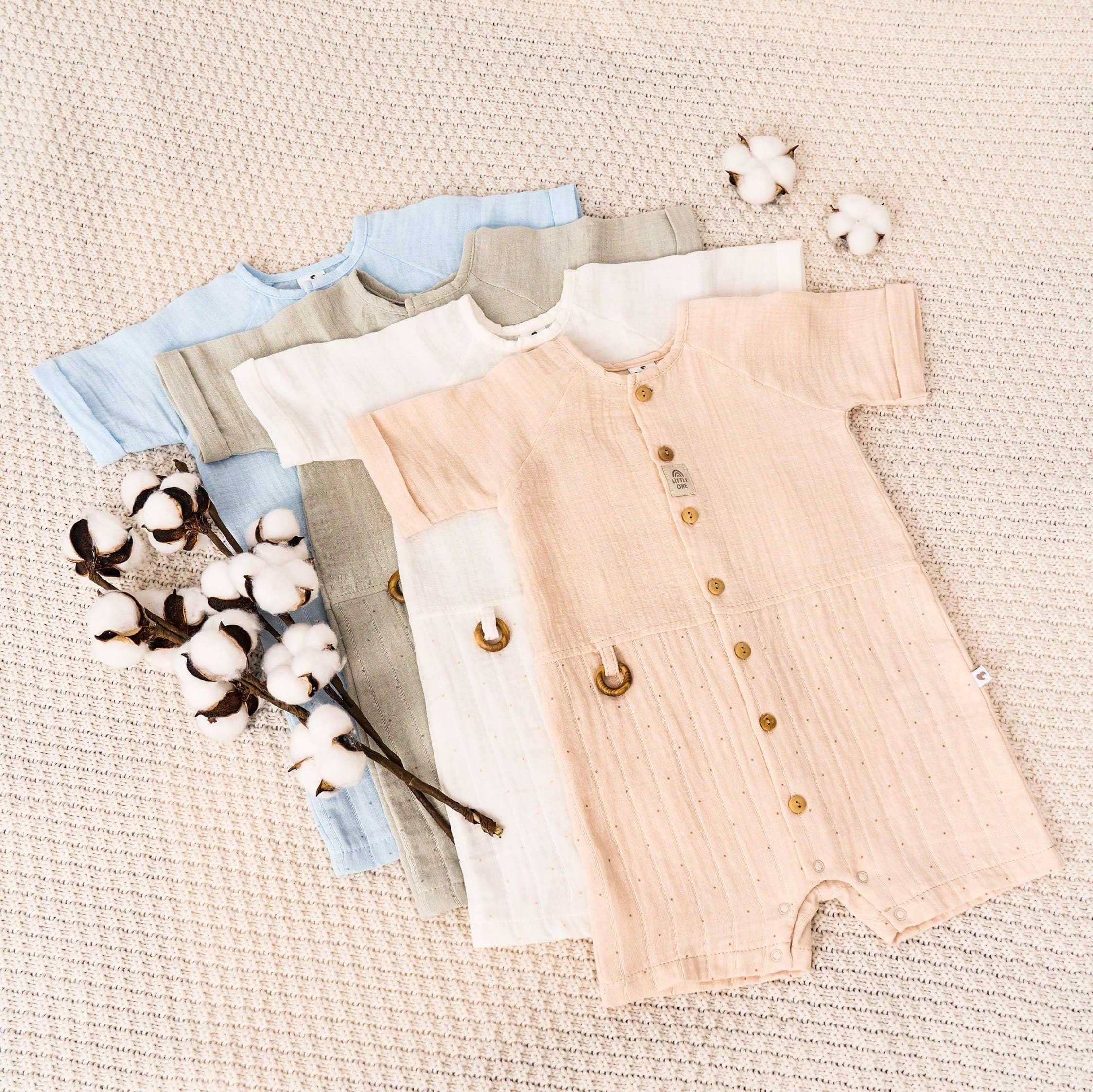 Предметная съемка детских товаров на натуральной поверхности, создавая образ экологичности.