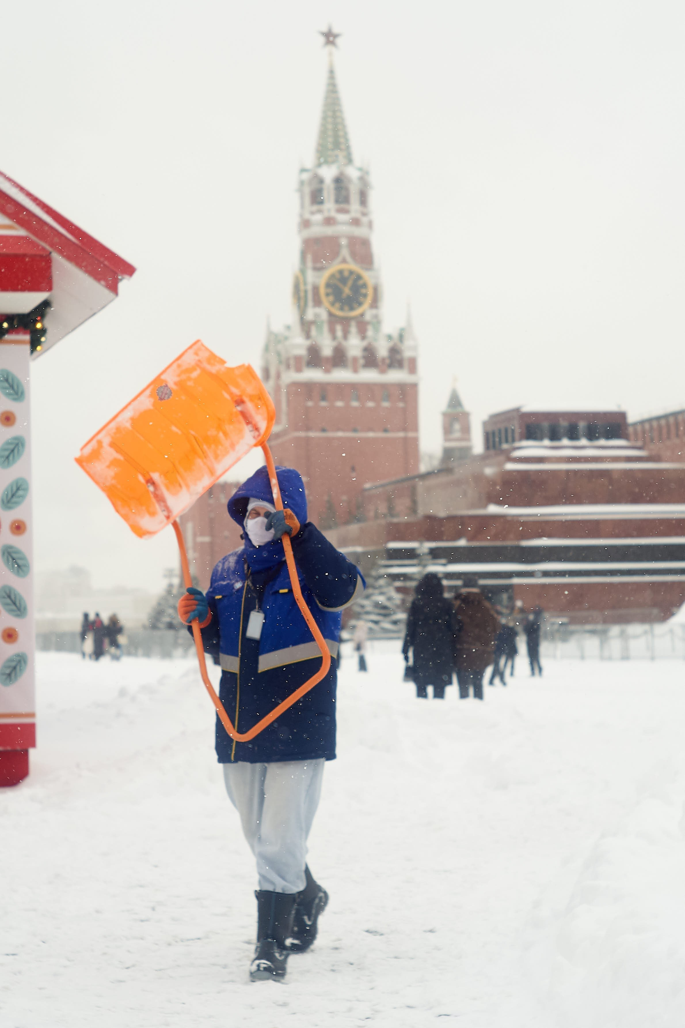 Работники на красной площади расчищают снег. Борьба с снегопадом в Москве 19 февраля 2026 года