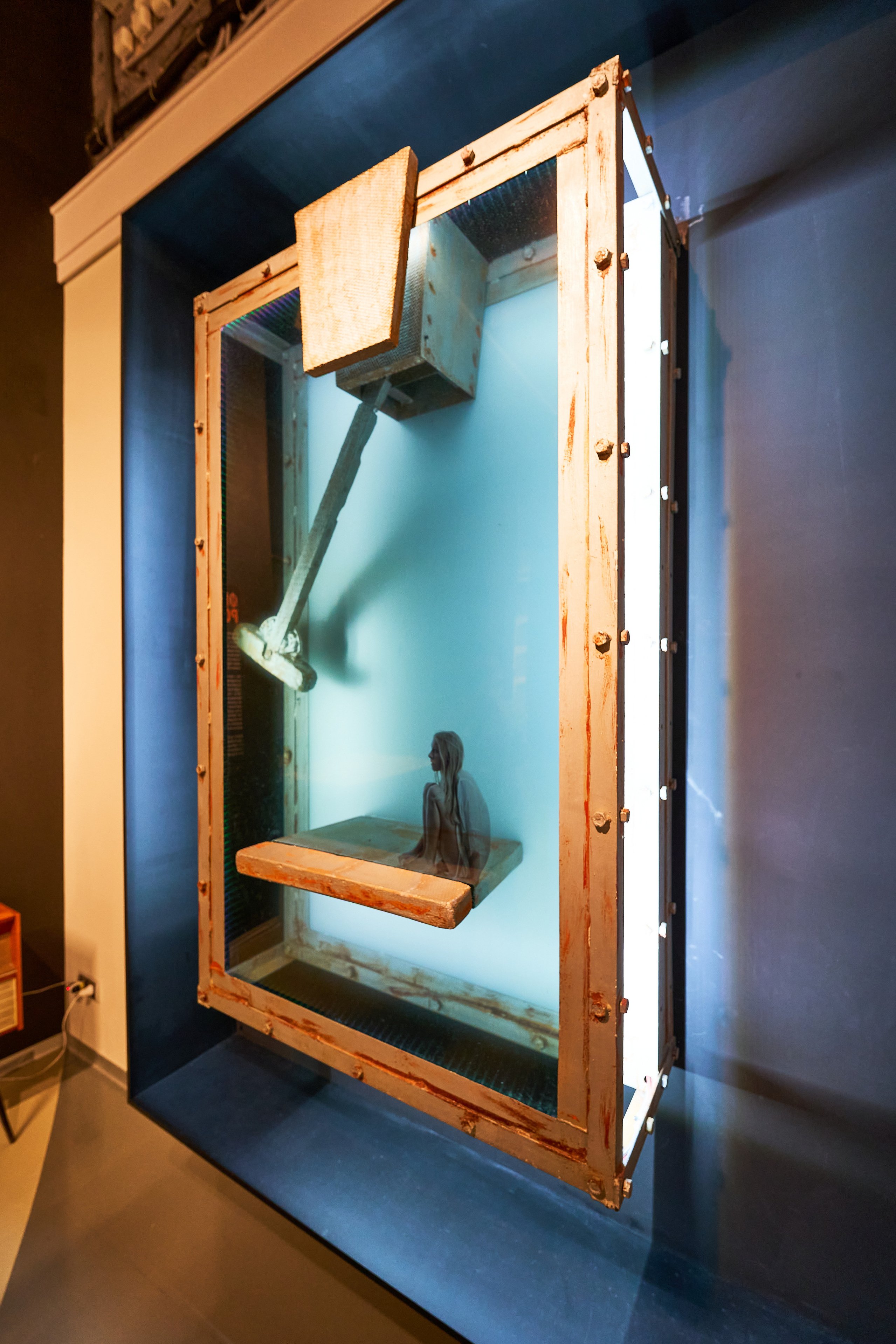 Инсталляция с девушкой, уклоняющейся от молота, в музее современного искусства Erarta в Санкт-Петербурге