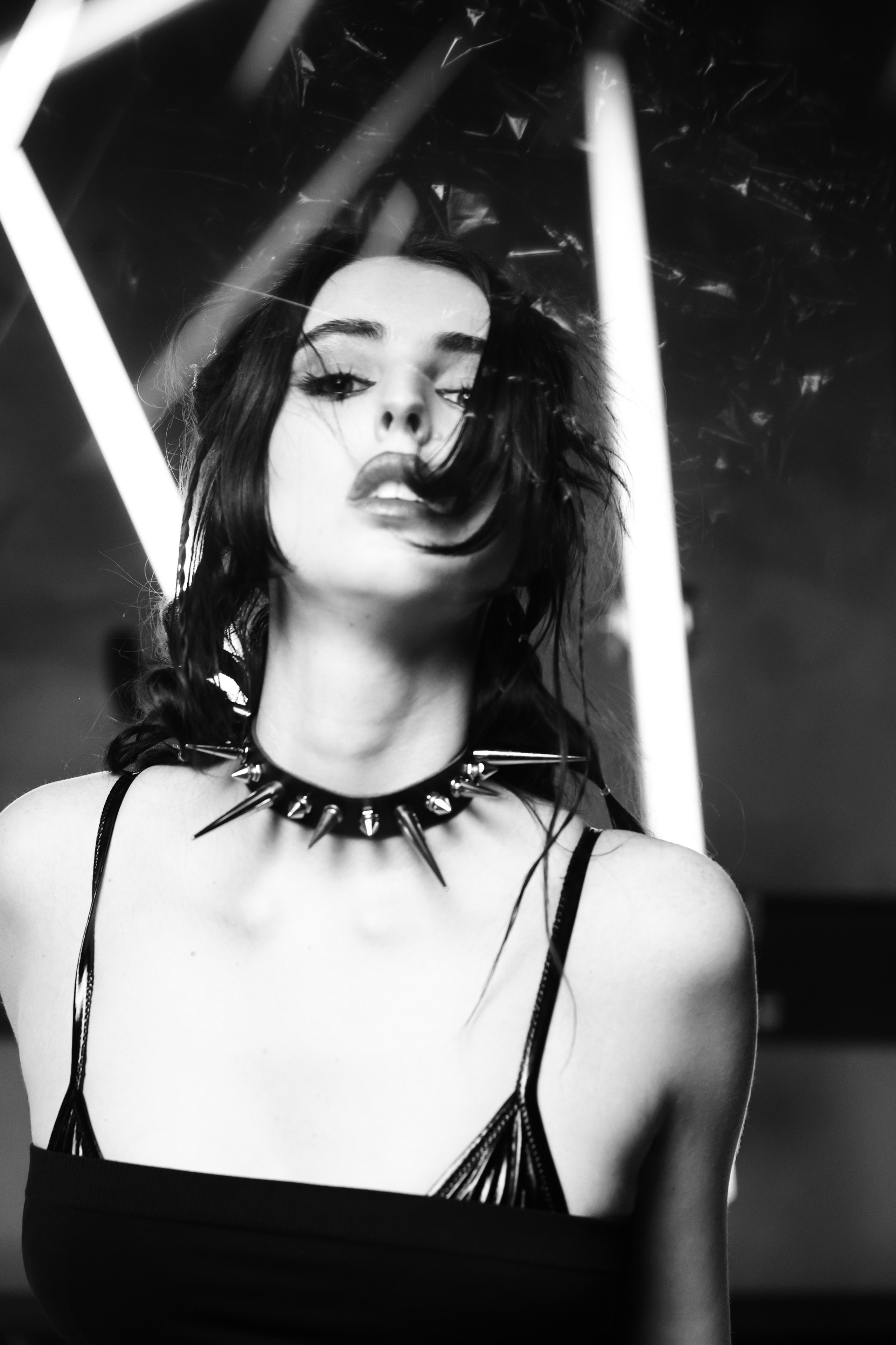 Портрет девушки с шипованным ошейником