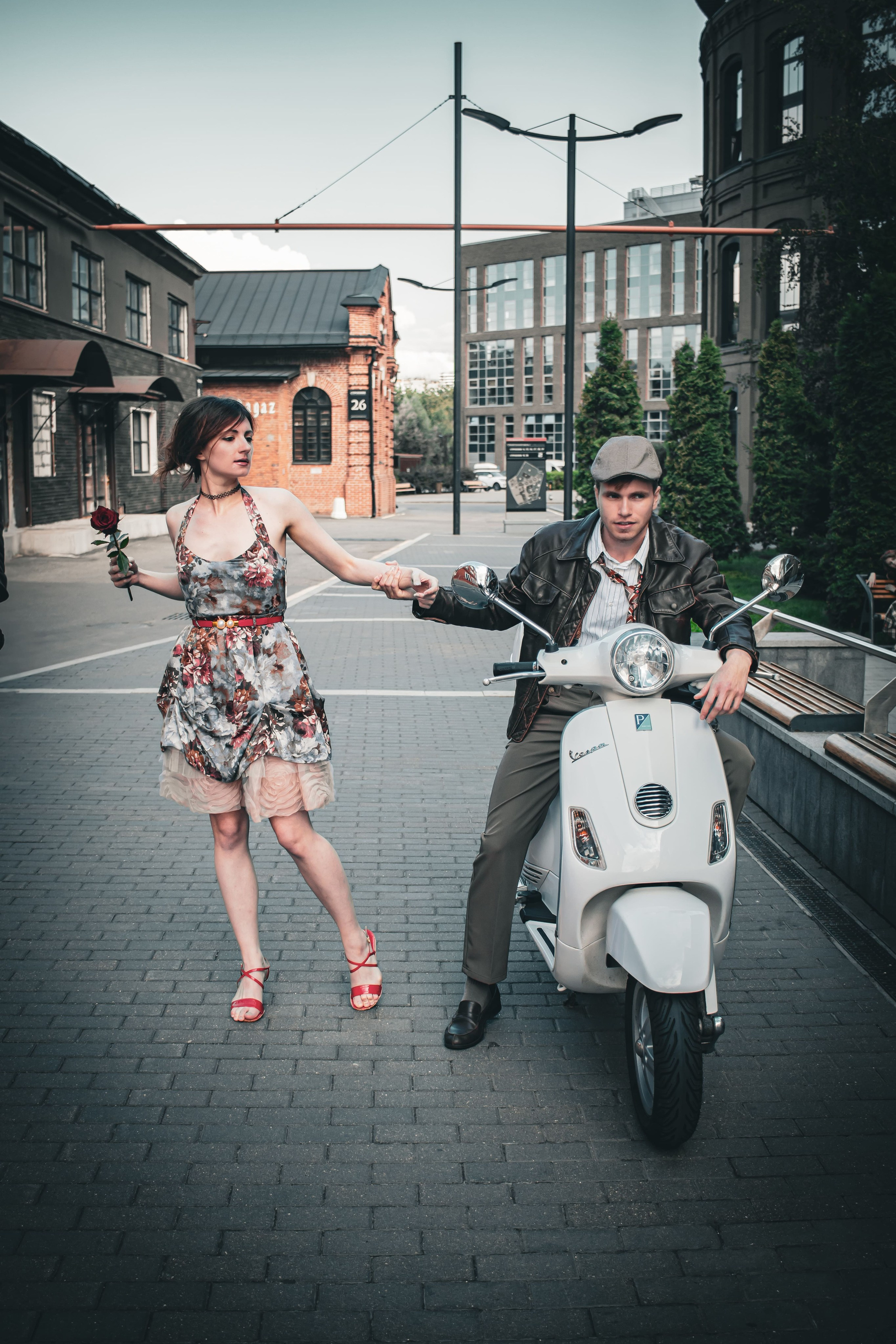влюблённая пара на летней прогулке, живые эмоции, фотосессия Love Story в Москве