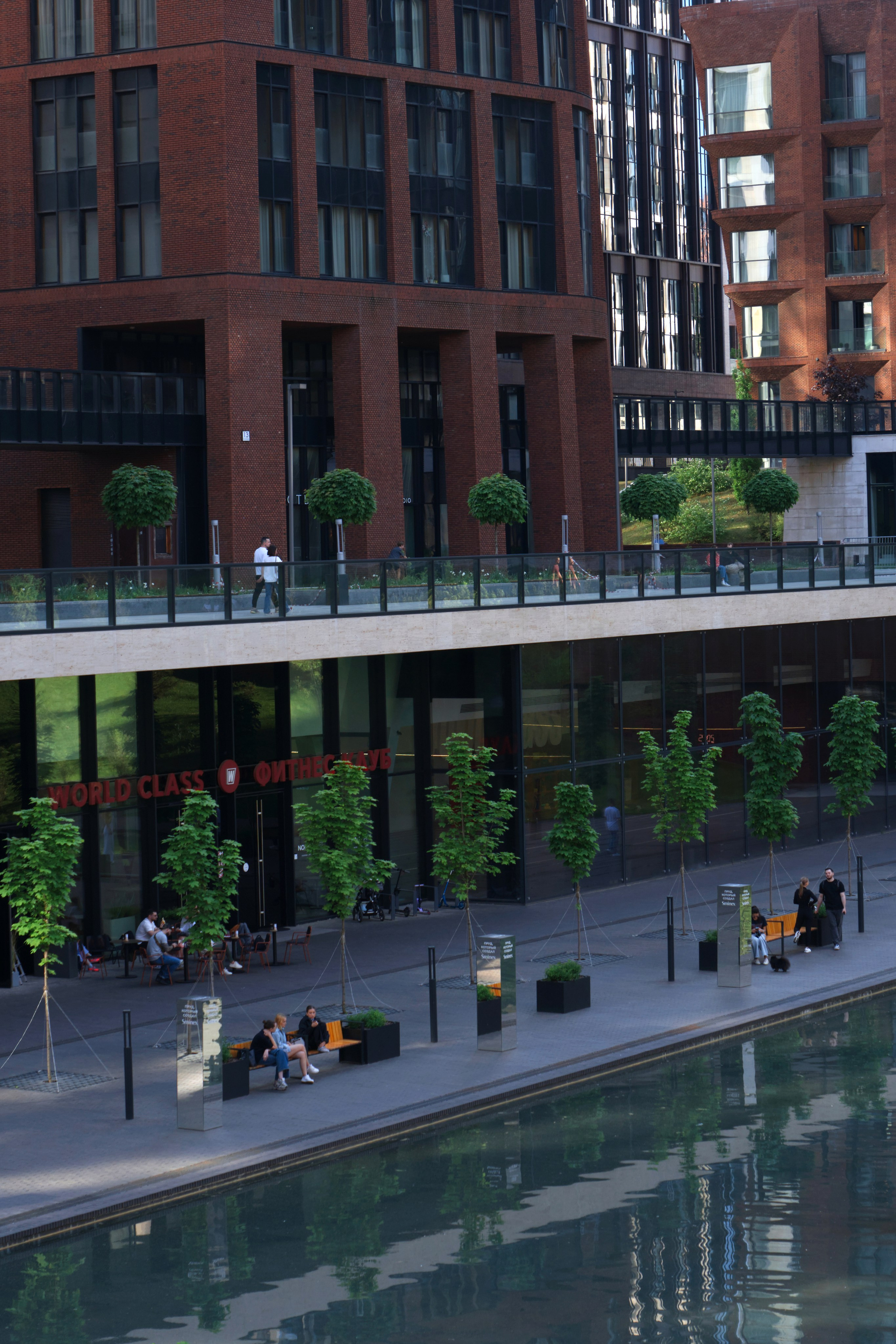 Уличная съёмка в репортажном стиле на фоне современного ЖК и архитектуры Москвы.