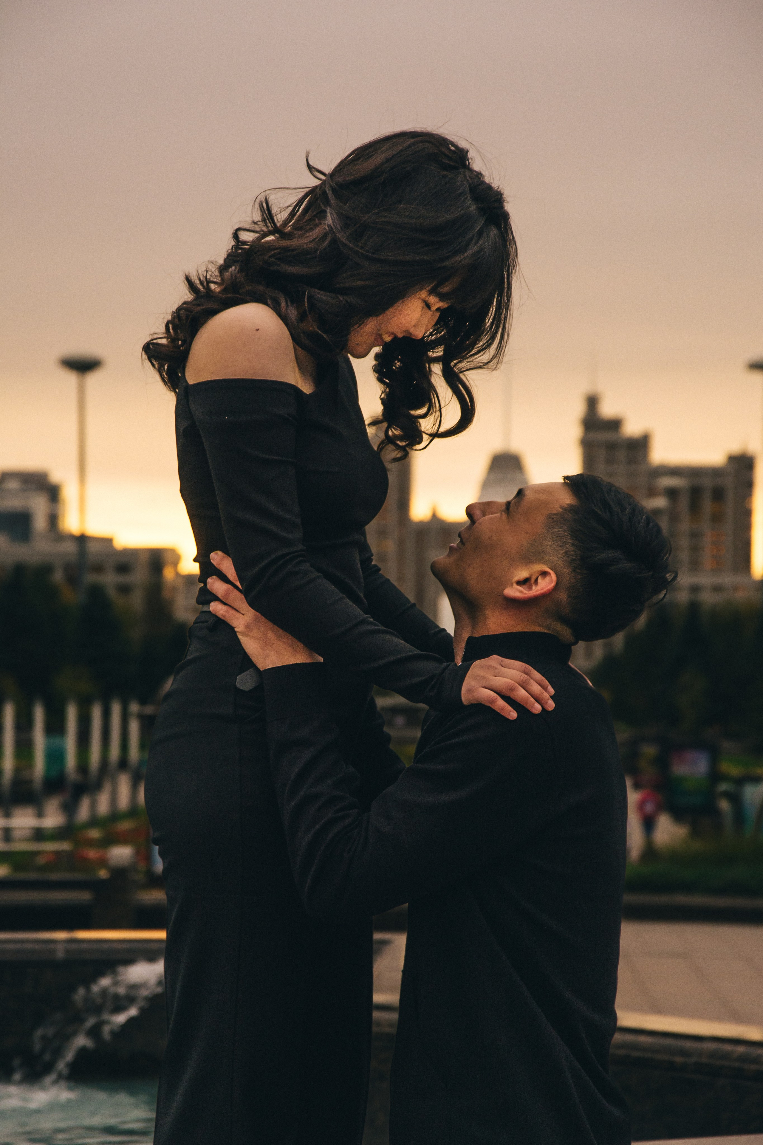 Love story - красивая пара на фоне заката.