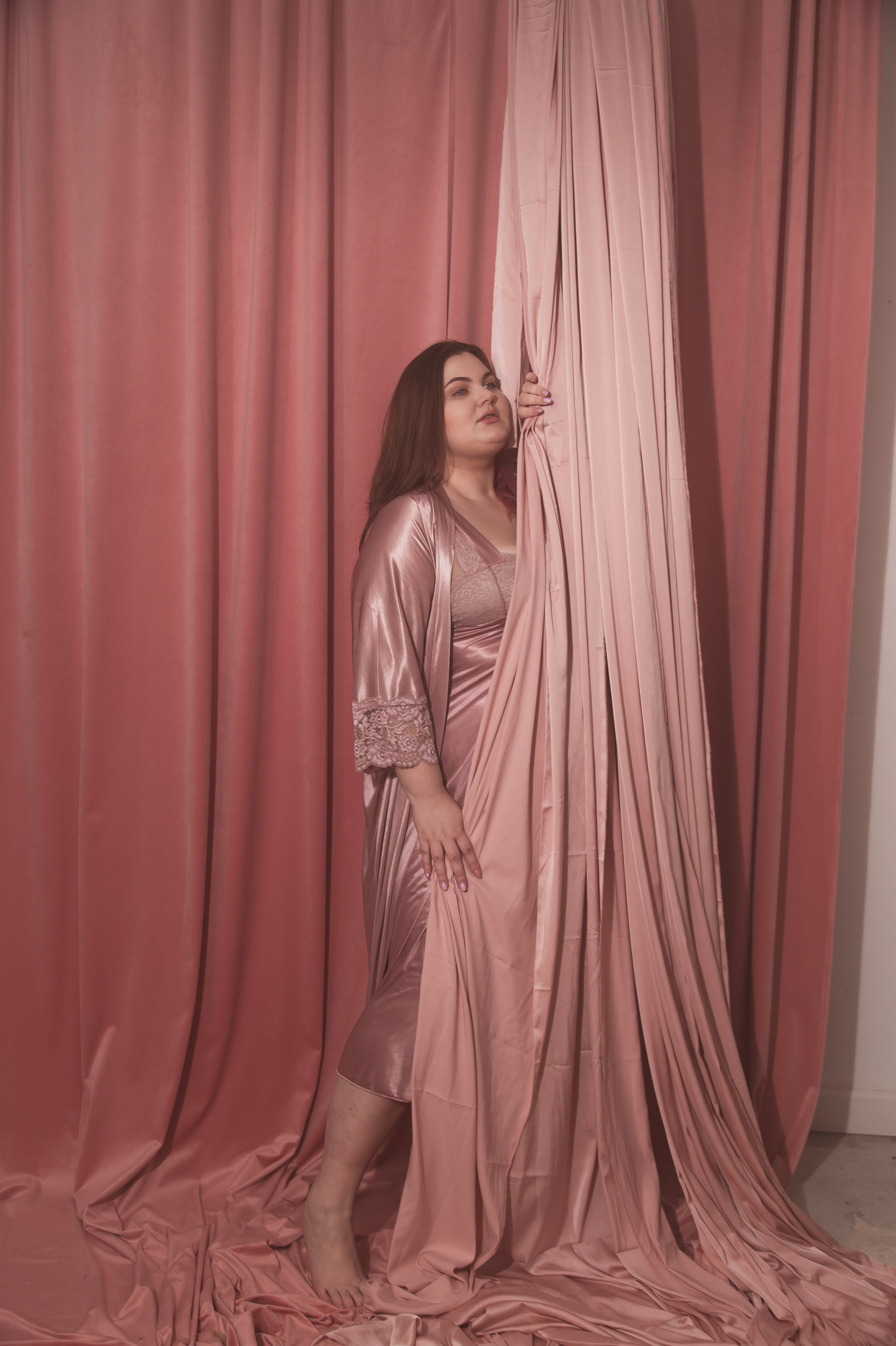 женщина на фотосессии Москва, портрет, красивая женщина фотосессия в студии, женская фотосессия, естественные эмоции, девушка на фотосессии позирует, портретная фотосессия для женщин, как получаться красиво на фото женщина, как позировать на фотосессии пример, фотосессия для не фотогеничных женщин, уверенная женщина на фотосессии, Катерина Сысуева, фотограф в Москве