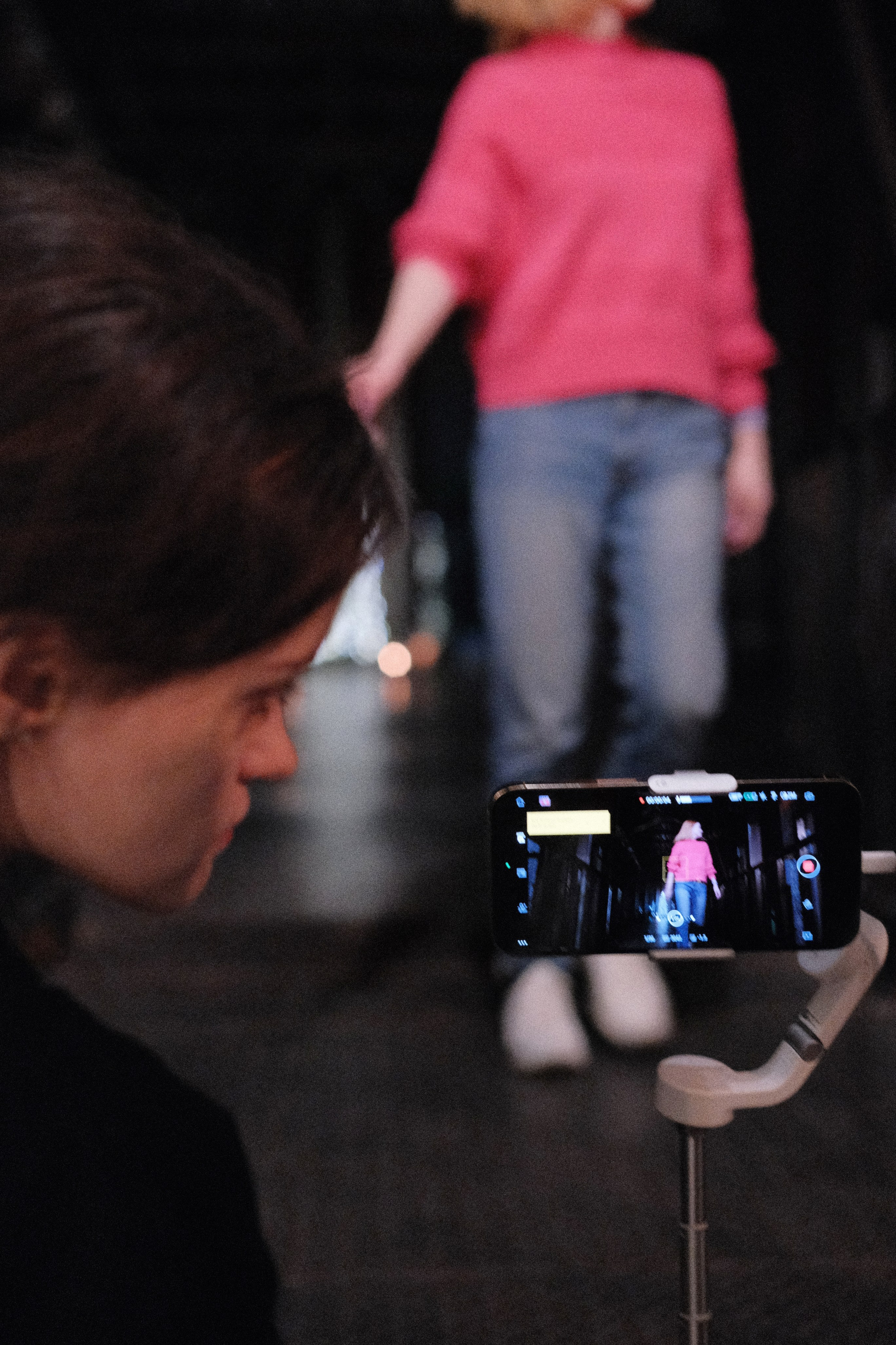 Девушка снимает на телефон