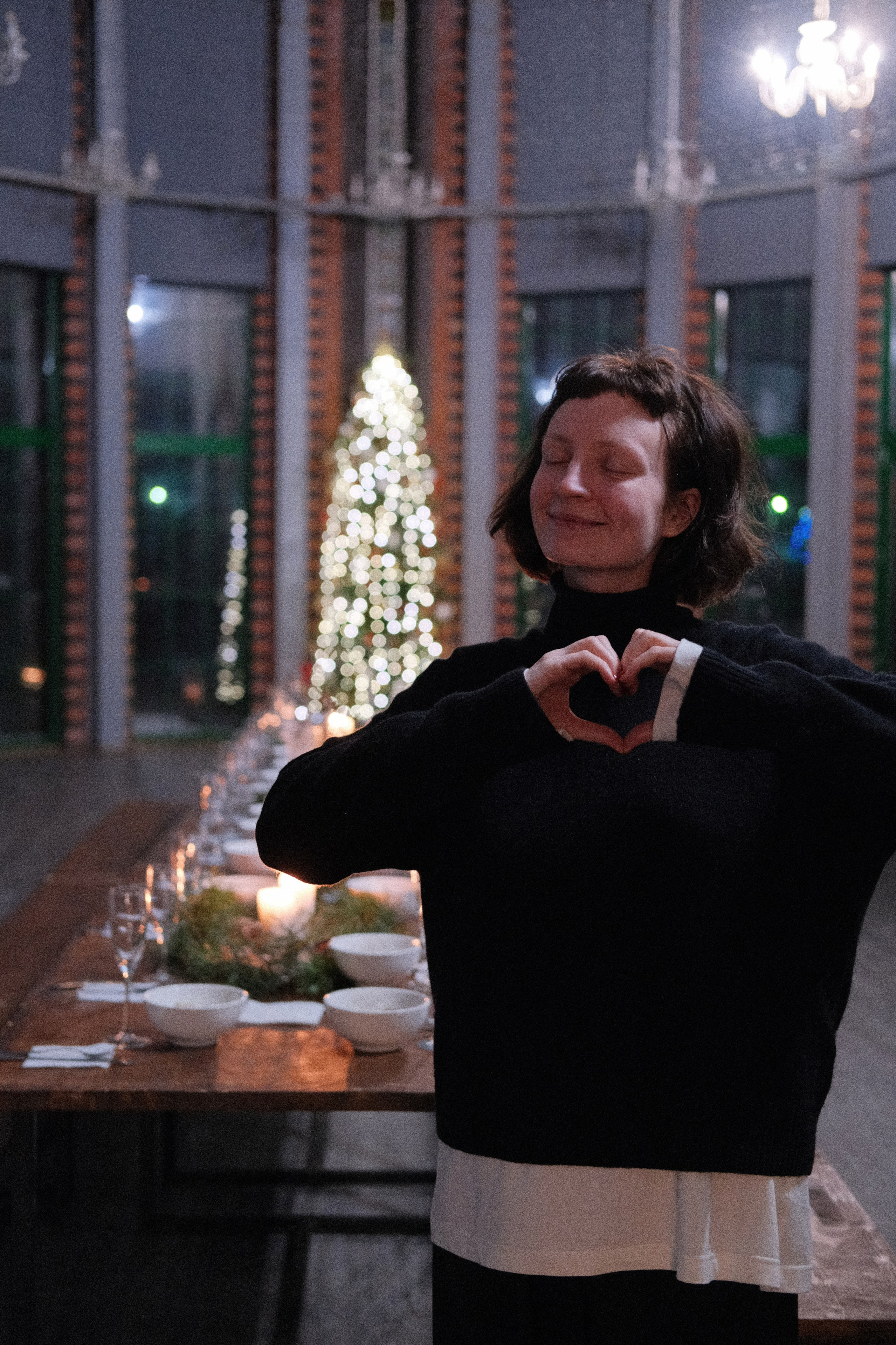 Девушка на фоне елки