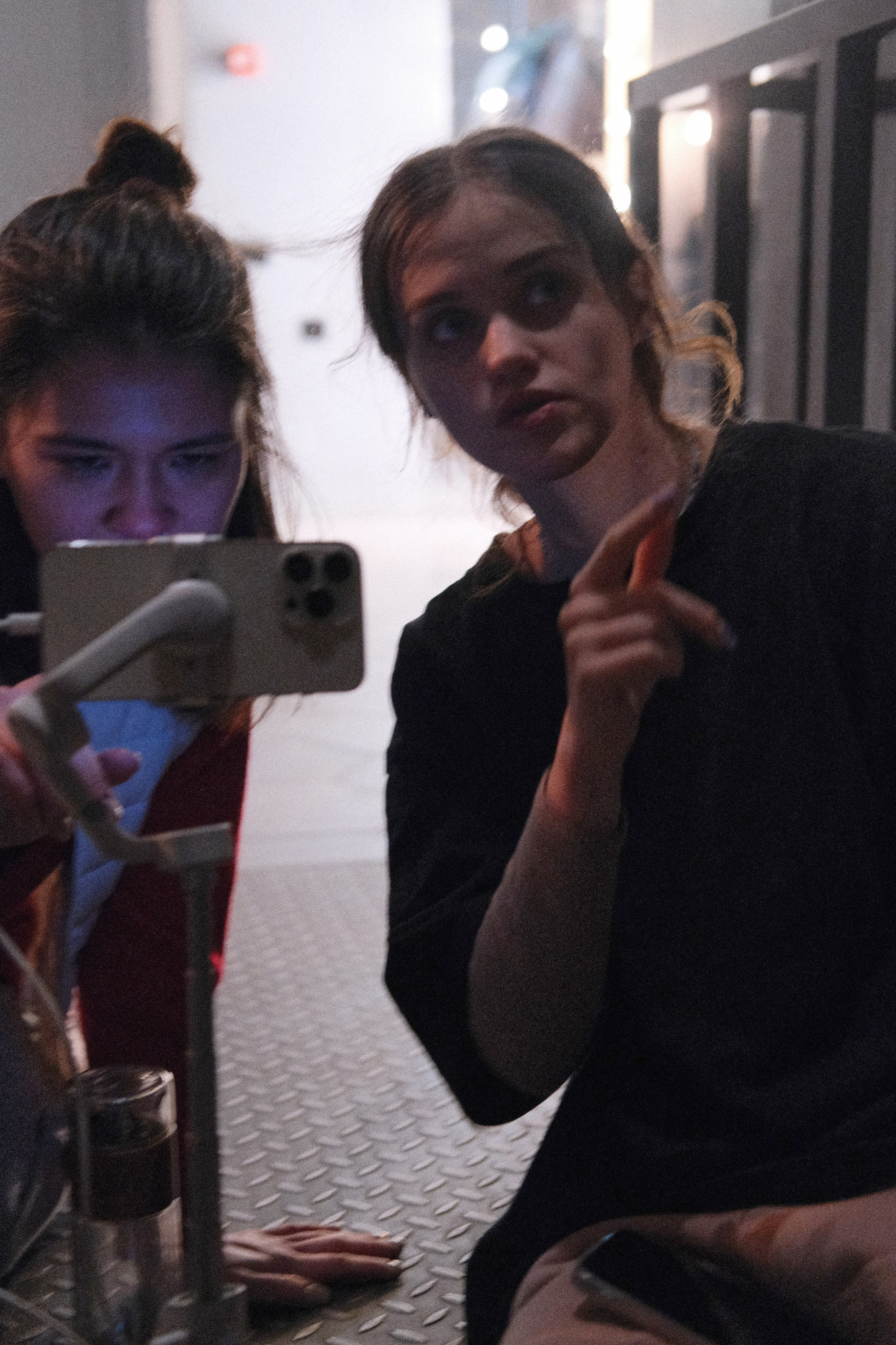 Девушки снимают на телефон