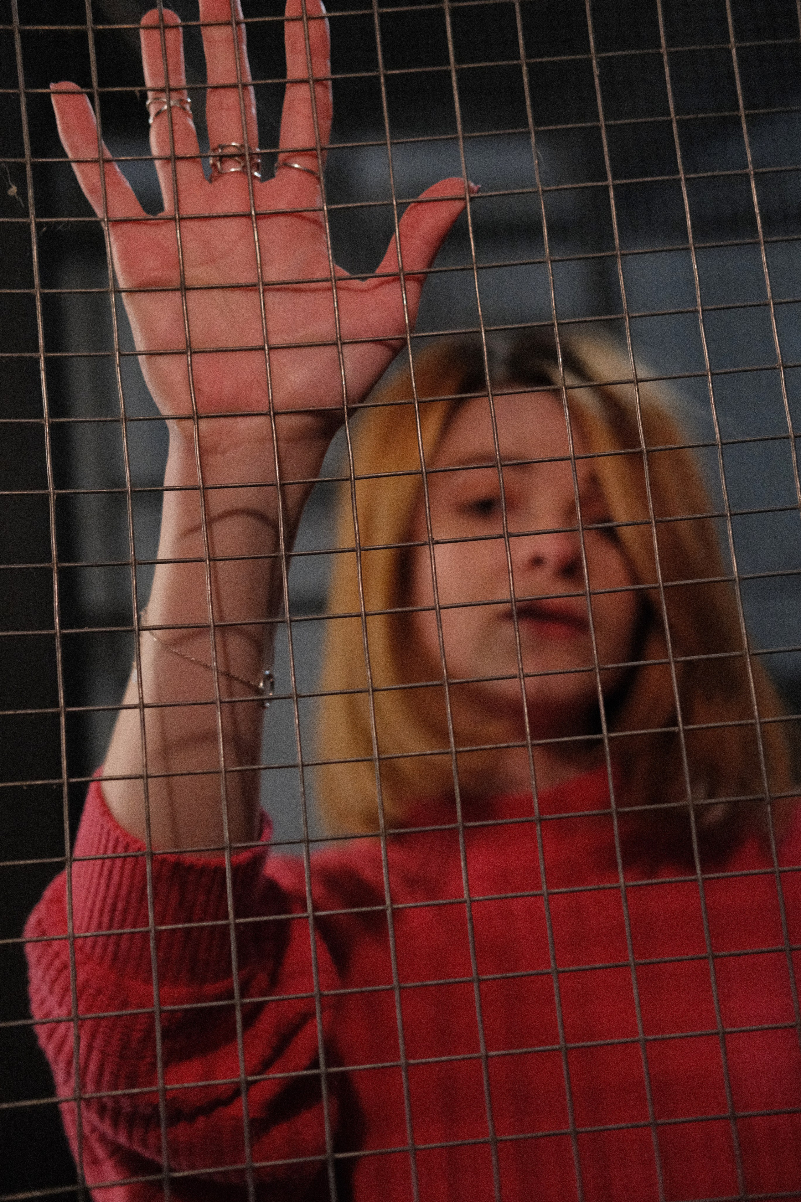 Девушка за решоткой