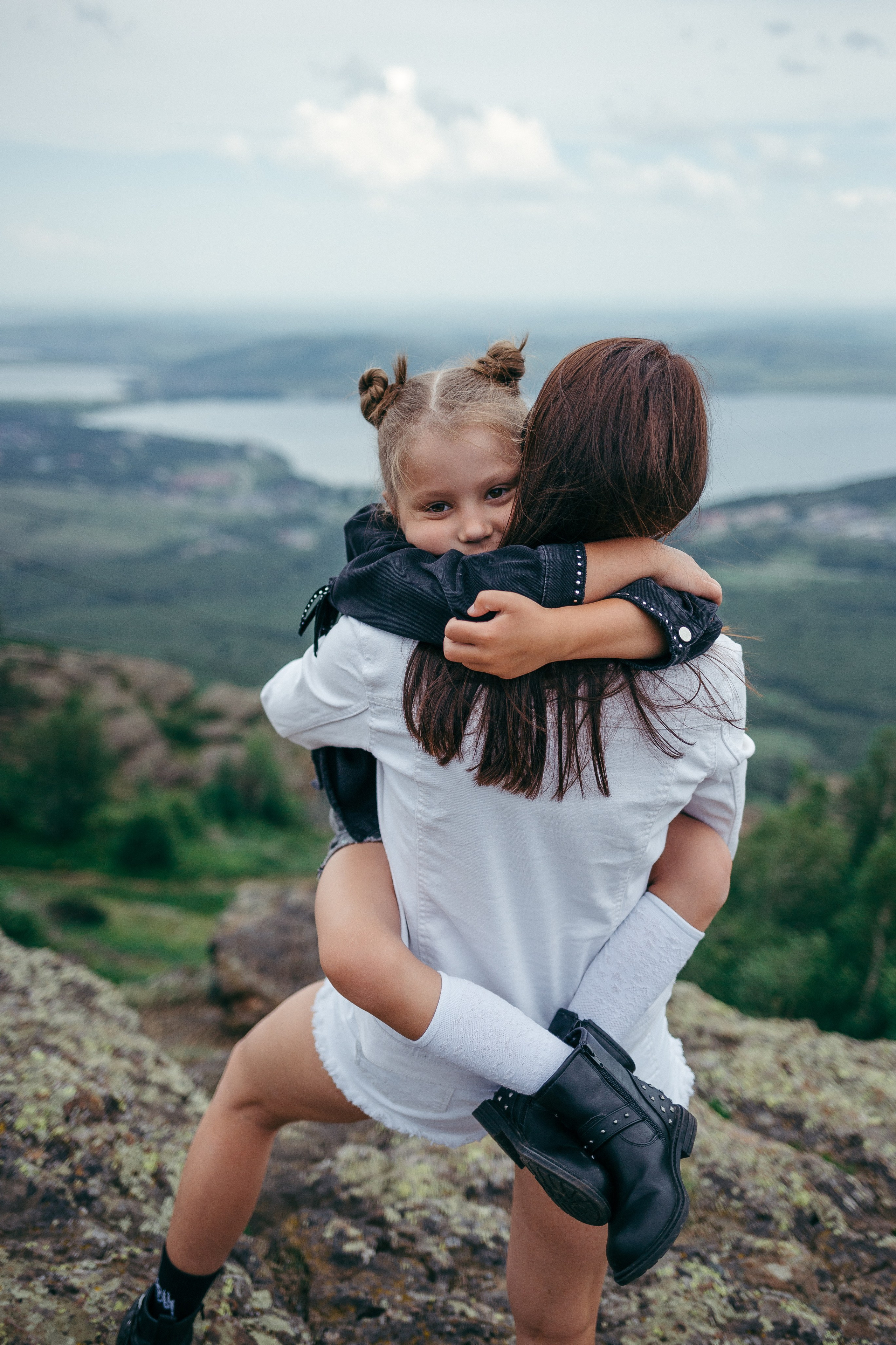 Фотосессия мама с дочкой в горах на банном. Фотограф Магнитогорск Андрей Куликов