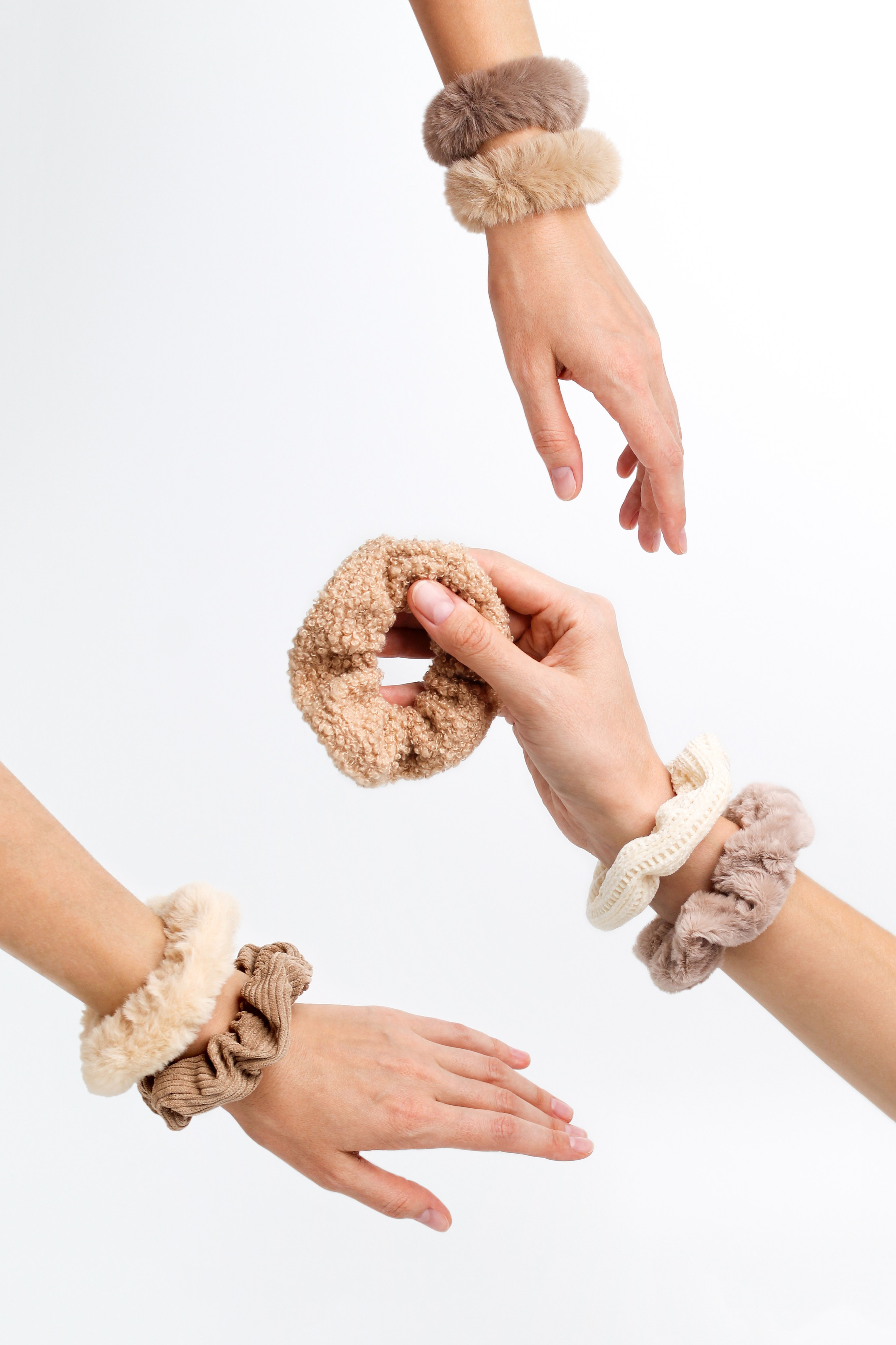 на руках одеты резинки для волос. Предметный фотограф Барнаул