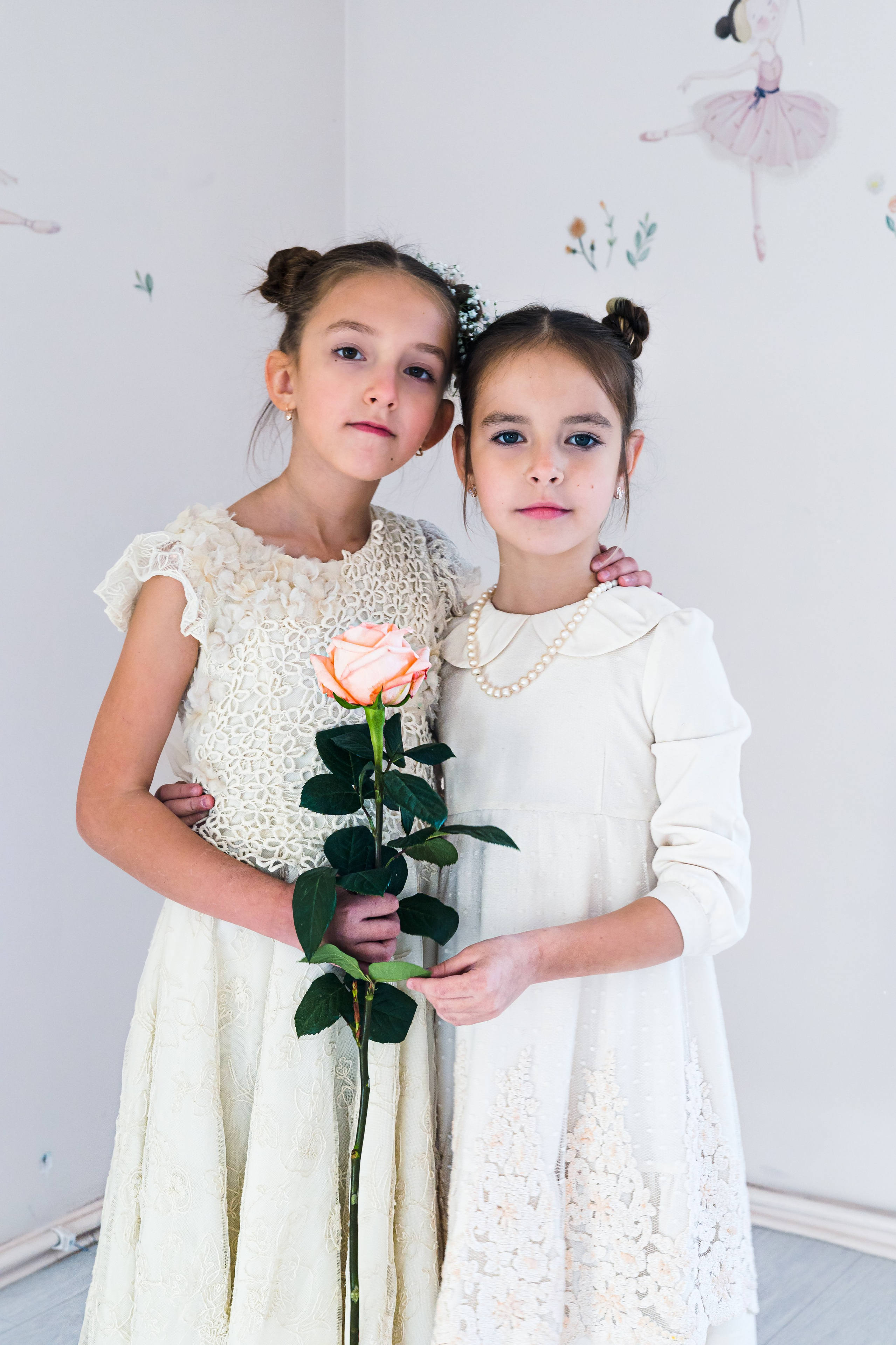 Две подружки собрались вместе, чтобы отметить день рождения одной из них