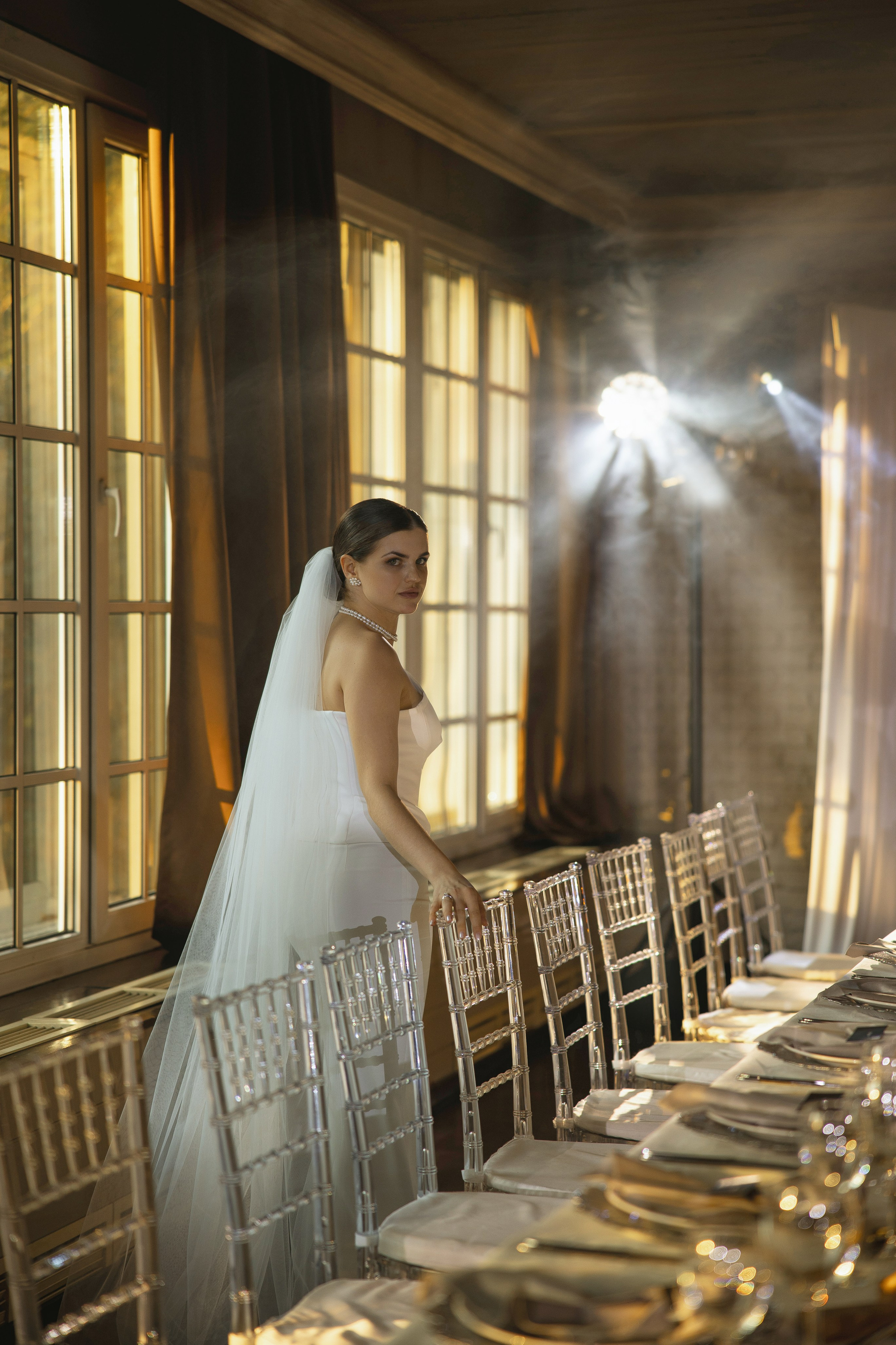Референс как из пинтерест невеста в лучах света в банкетном зале