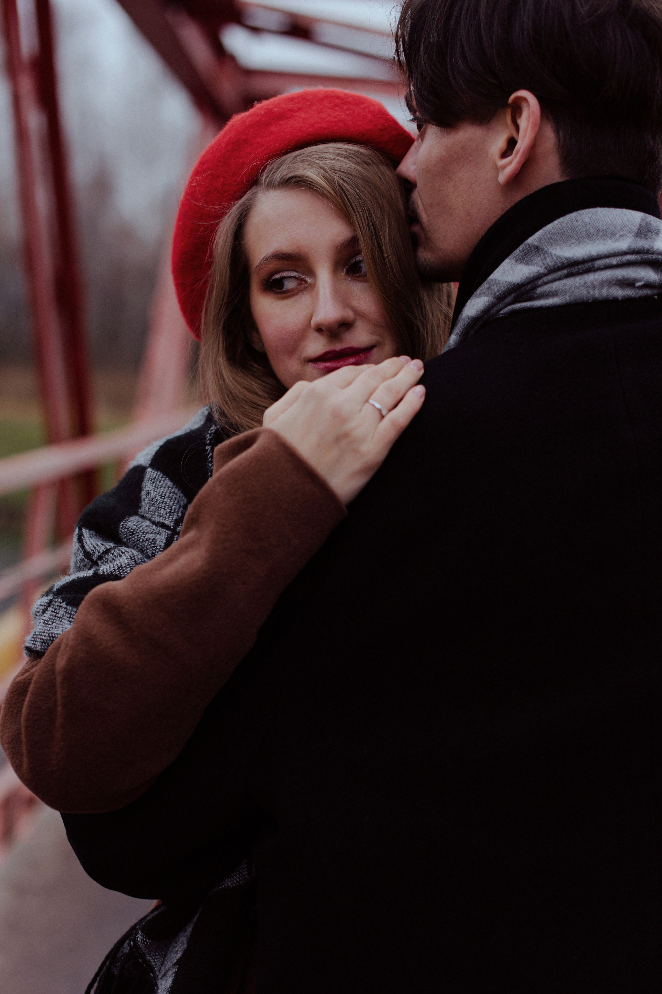 Молодой человек обнимает девушку на романтической фотосессии во Фрязино