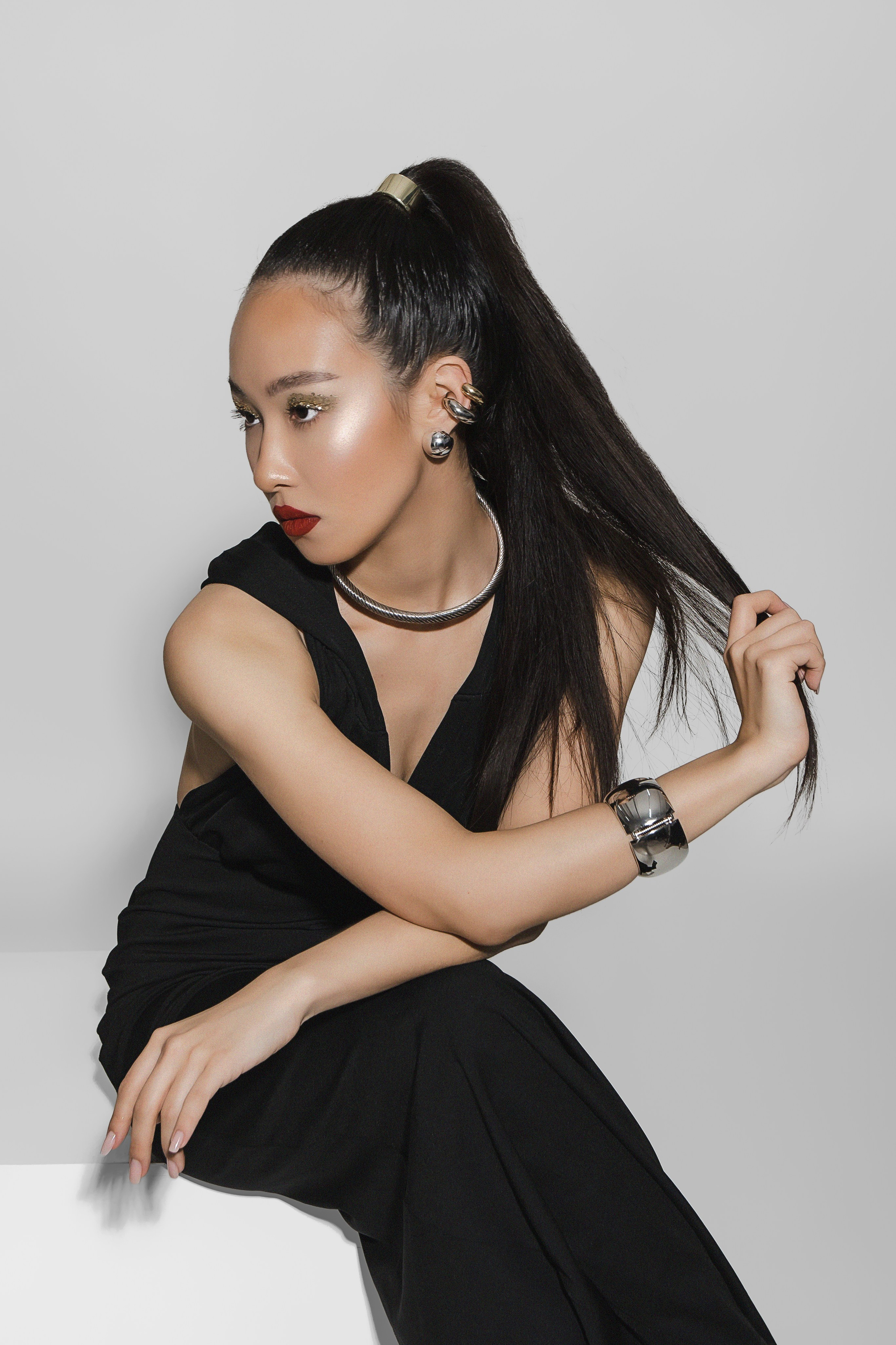 Портрет девушки с корзиной цветущей сирени на фоне сиреневого сада.