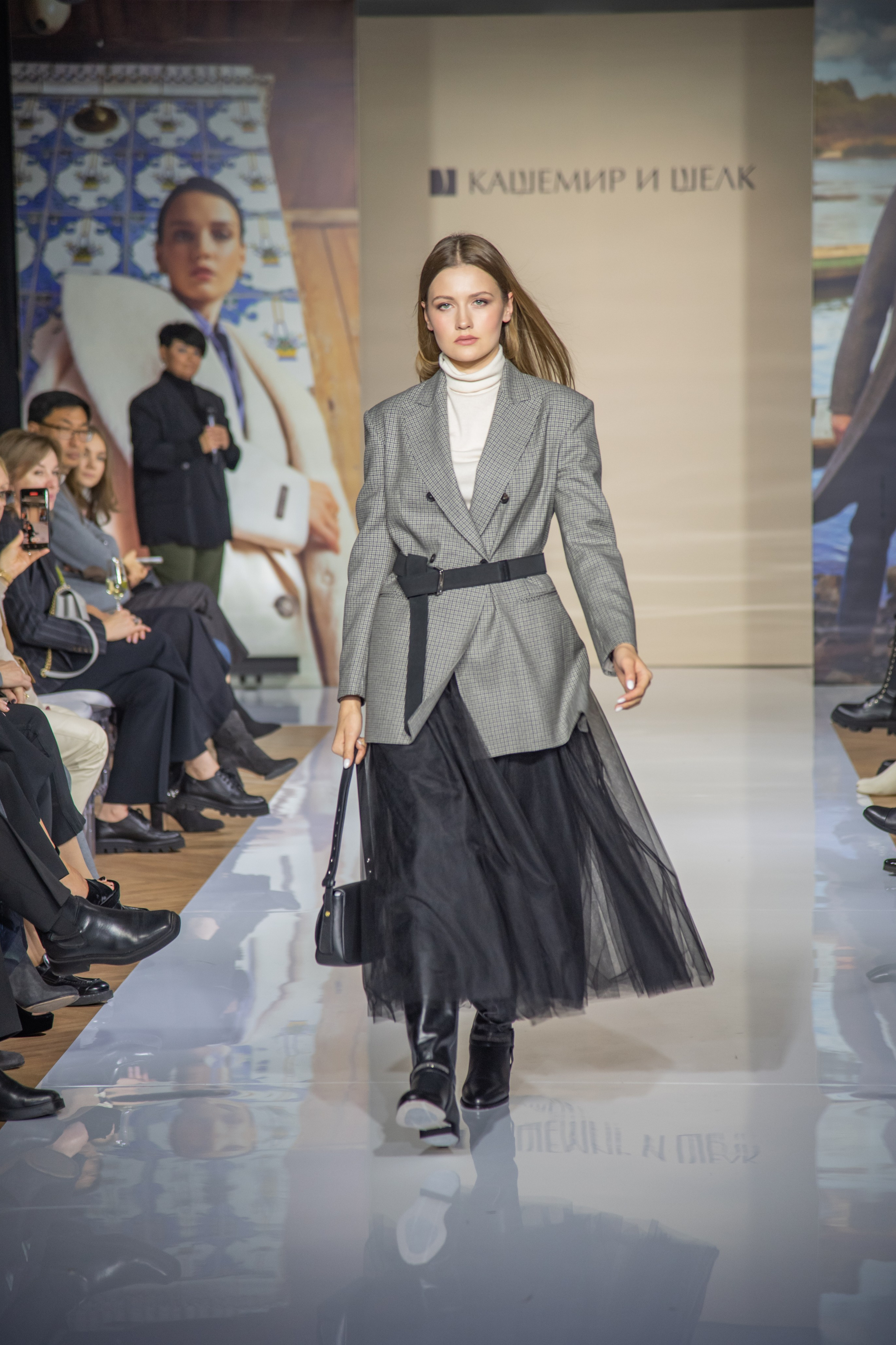 Занимаюсь профессиональной фотографией и живу рядом с Байкалом. Работаю в разных жанрах