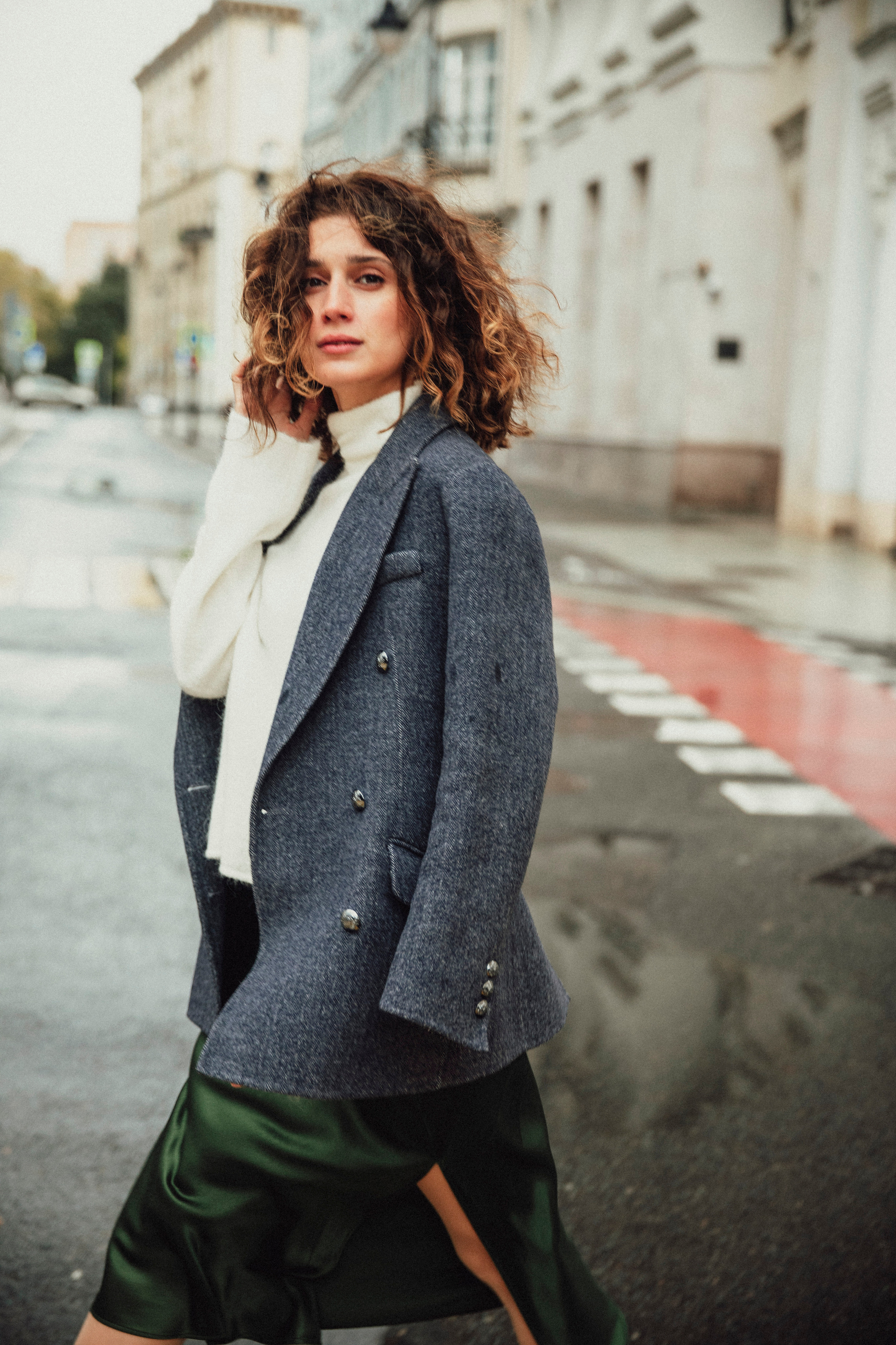 Красивая молодая женщина гуляет по  улицам Москвы