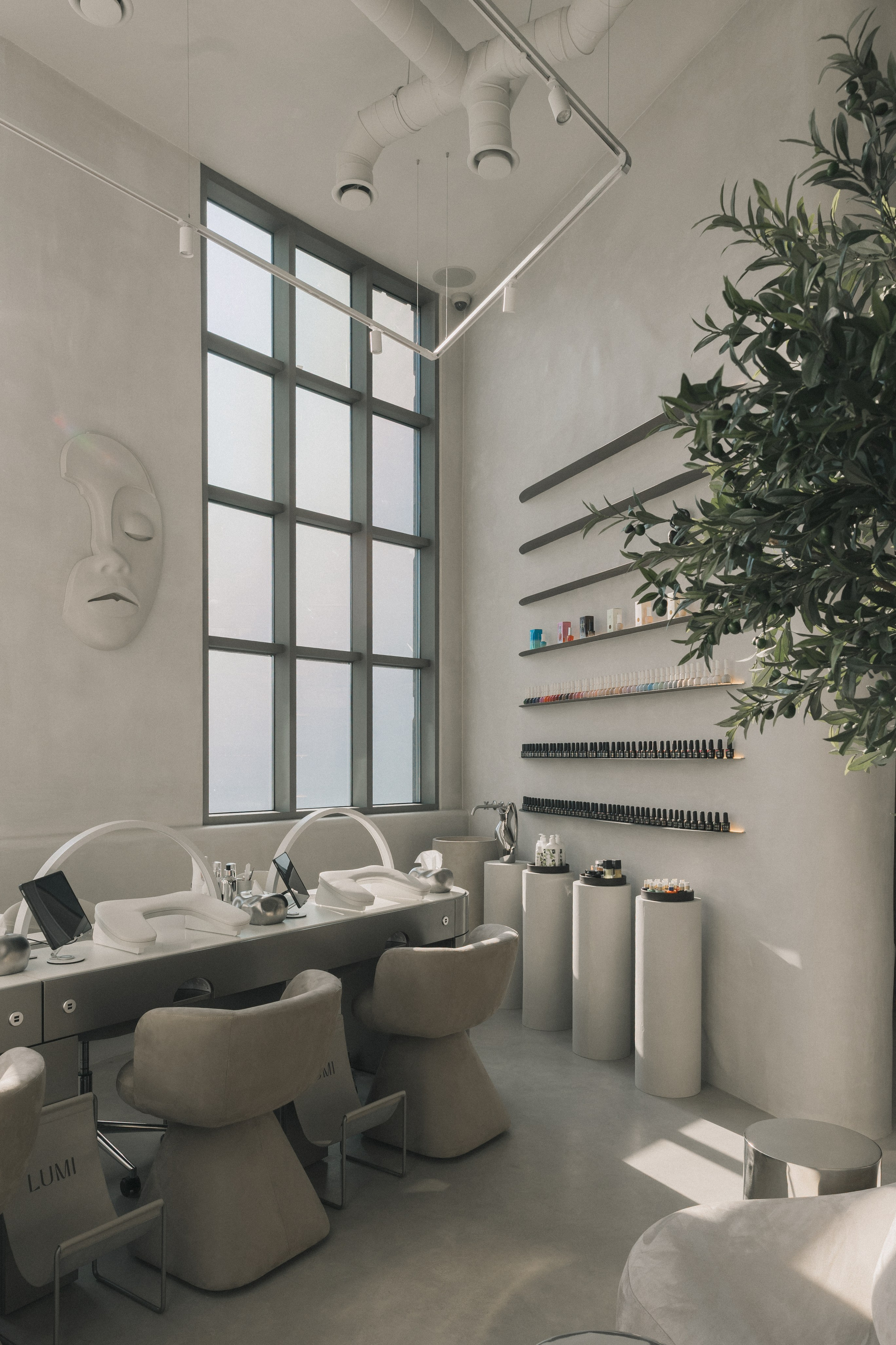 Кейс: Не просто интерьер. Ощущение. Съёмка для премиум-салона Lumi. Кристина Бирон — контент-креатор: Reels, фото/видео для бизнеса в СПб и Москве + AI-контент по РФ